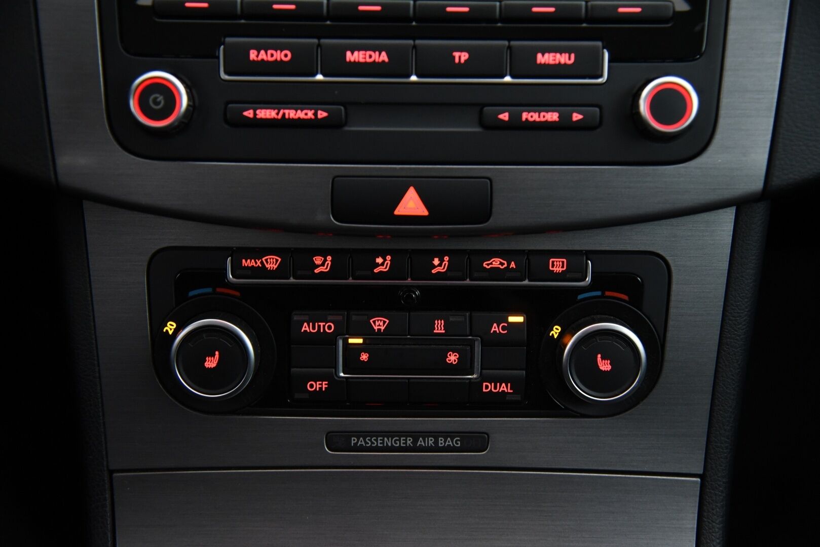 Volkswagen Passat 2012 Comfortline Neliveto 2,0 TDI 103kW ** Suomi-Auto / Webasto / Vetokoukku / Vakionopeudensäädin / Sähköluukku / Xenon ** - Myydään Huutokaupat.comissa!