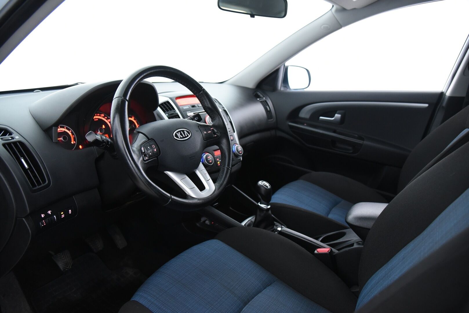 Kia cee'd 2012 1,6 ISG Active SW EcoDynamics / Lohkolämmitin / Vetokoukku / Suomi-auto / - YritysOutlet - Myydään vain yrityksille - Huoltokirja! / Siisti tilava farmari! / 2x Renkaat!