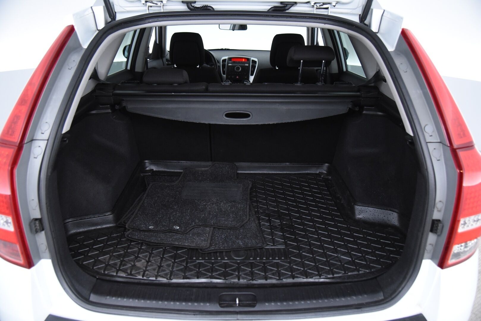 Kia cee'd 2012 1,6 ISG Active SW EcoDynamics / Lohkolämmitin / Vetokoukku / Suomi-auto / - YritysOutlet - Myydään vain yrityksille - Huoltokirja! / Siisti tilava farmari! / 2x Renkaat!