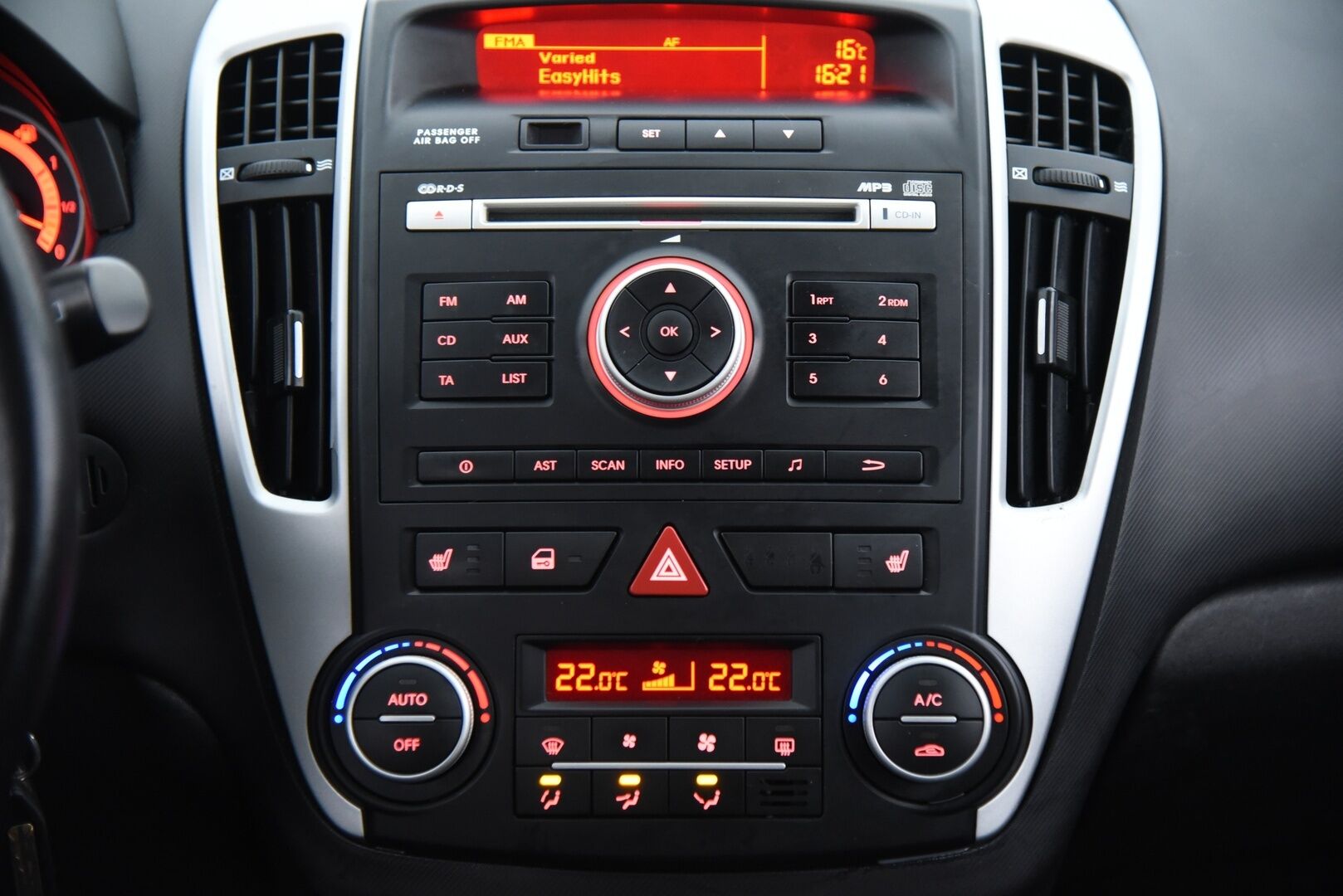 Kia cee'd 2012 1,6 ISG Active SW EcoDynamics / Lohkolämmitin / Vetokoukku / Suomi-auto / - YritysOutlet - Myydään vain yrityksille - Huoltokirja! / Siisti tilava farmari! / 2x Renkaat!