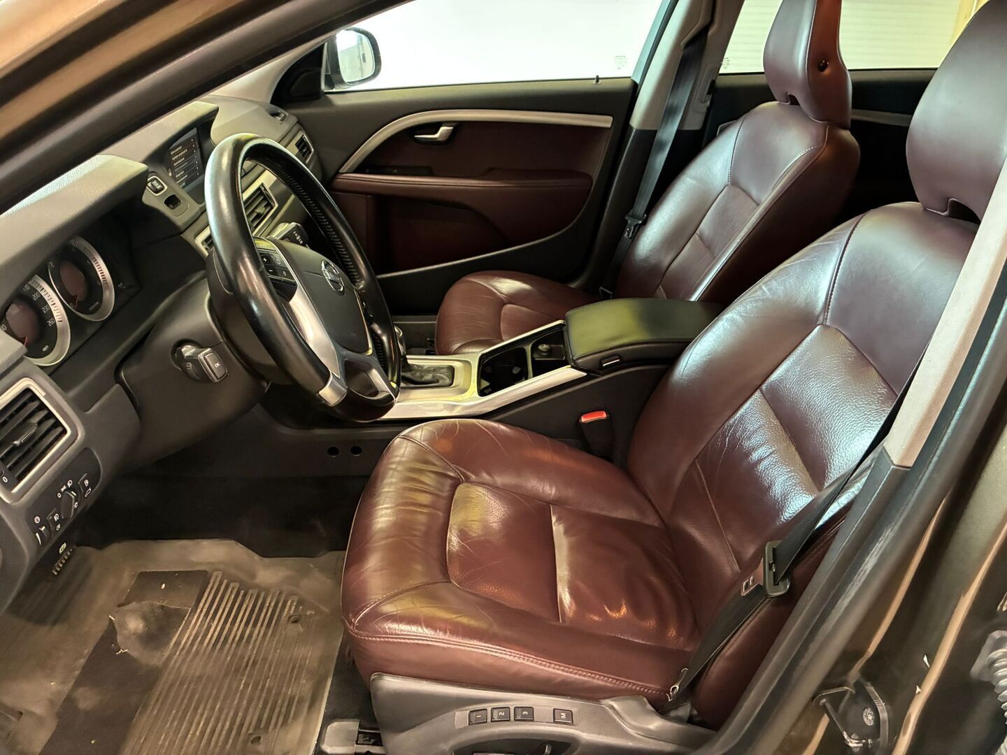 Volvo V70 2012 D4 Summum Taksi aut - YritysOutlet - Myydään vain yrityksille - Webasto | Muistinahka | High Performance Audio | P-Tutka | Kahdet renkaat vanteilla | Sisäänajettu