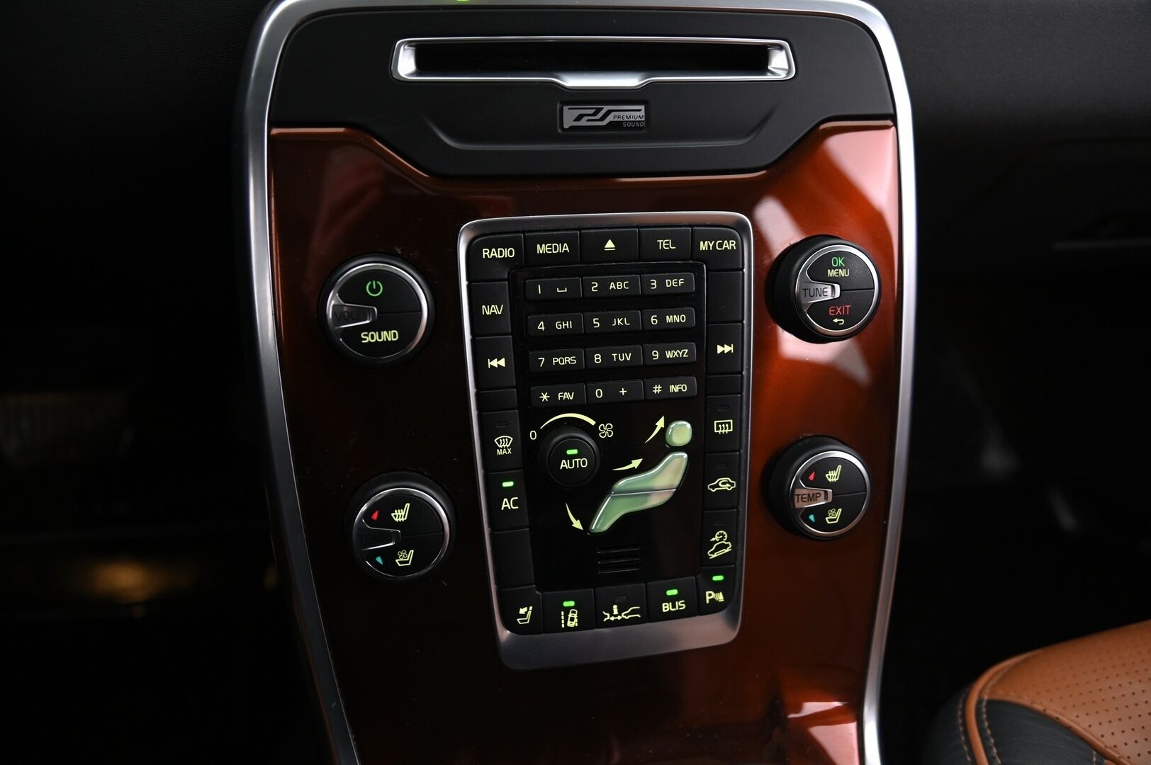 Volvo XC70 2013 D5 AWD Summum aut *ACC / Webasto / Ilmastoidut erikoisnahat /  Kattoluukku / Koukku / VOC / Blis* - Muistipenkki / Navi / BT / Sähkökontti / Penkinlämmitys edessä & takana / Takanäytöt / Premium Sound / 2x alut & renkaat / Hihna tehty 2024 - HULLUT AVAJAISHULINAT KORKOTARJOUS 3,29 %