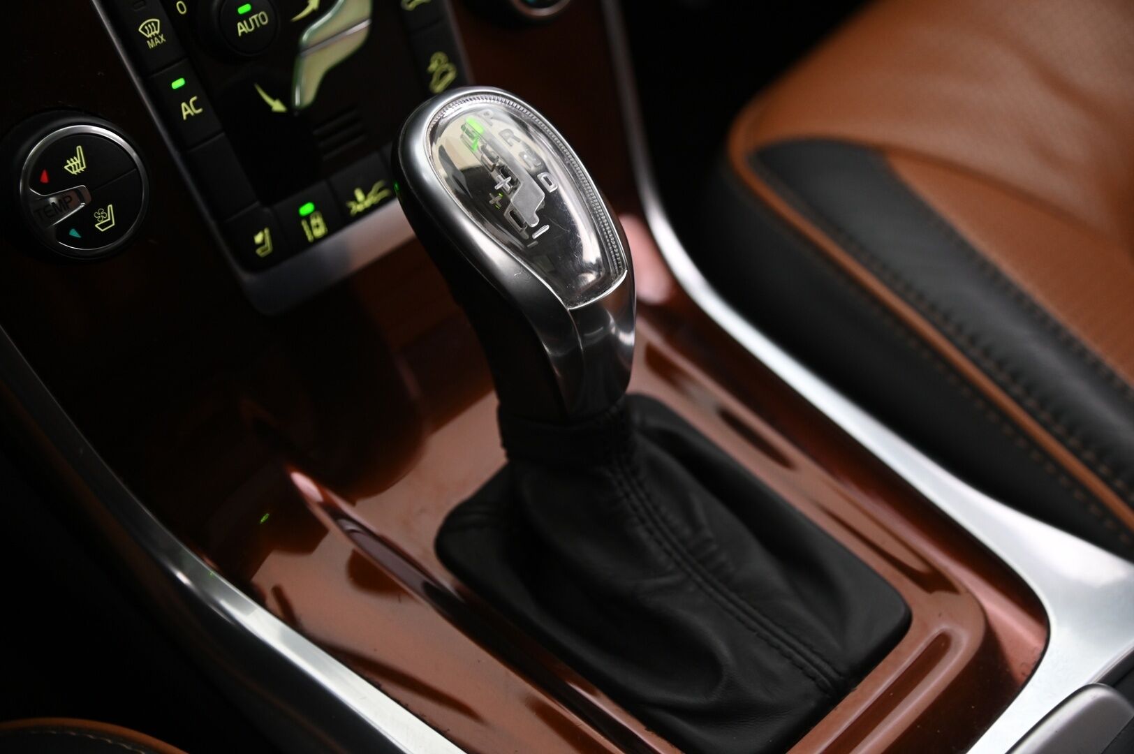 Volvo XC70 2013 D5 AWD Summum aut *ACC / Webasto / Ilmastoidut erikoisnahat /  Kattoluukku / Koukku / VOC / Blis* - Muistipenkki / Navi / BT / Sähkökontti / Penkinlämmitys edessä & takana / Takanäytöt / Premium Sound / 2x alut & renkaat / Hihna tehty 2024 - HULLUT AVAJAISHULINAT KORKOTARJOUS 3,29 %