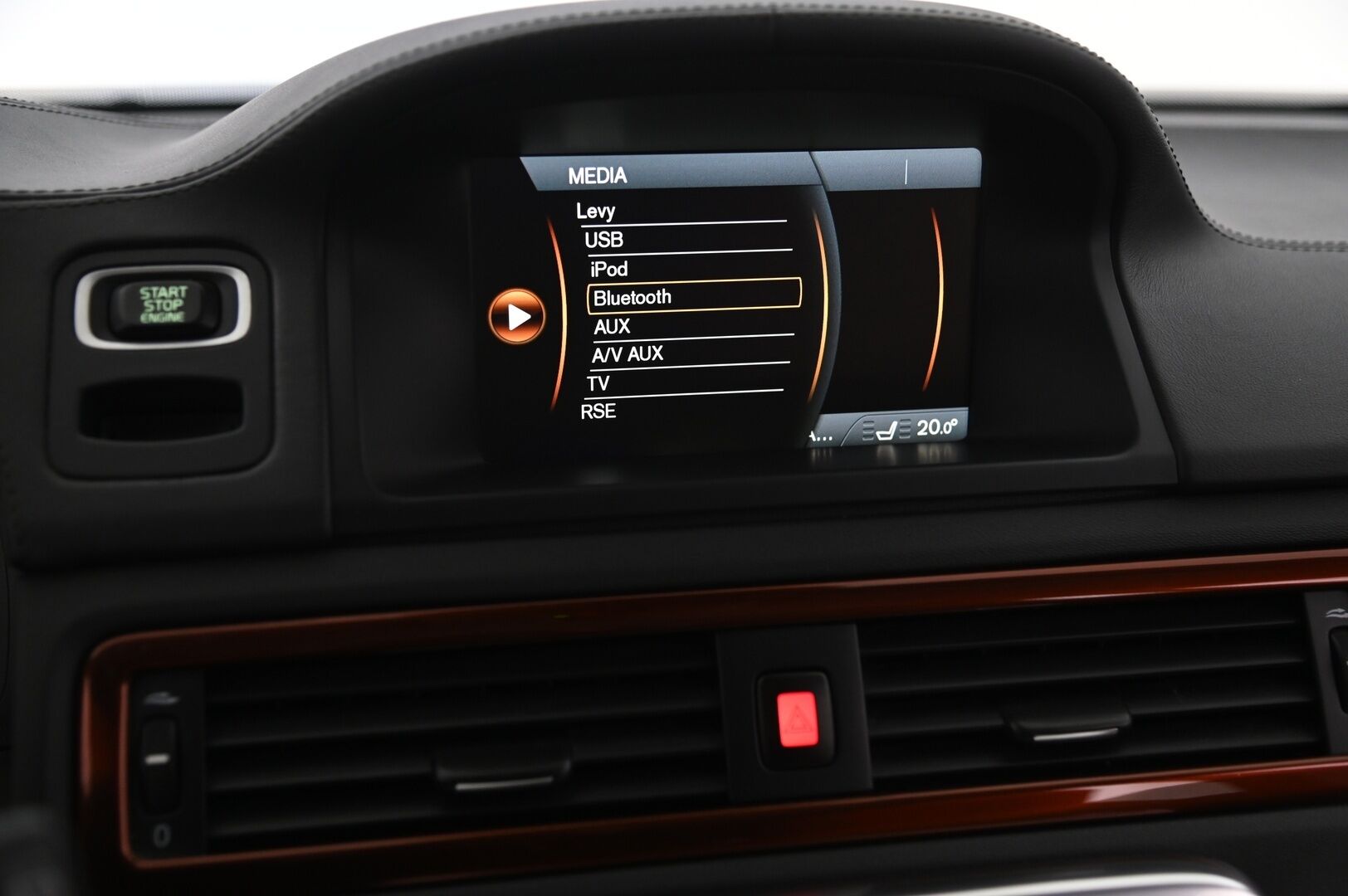 Volvo XC70 2013 D5 AWD Summum aut *ACC / Webasto / Ilmastoidut erikoisnahat /  Kattoluukku / Koukku / VOC / Blis* - Muistipenkki / Navi / BT / Sähkökontti / Penkinlämmitys edessä & takana / Takanäytöt / Premium Sound / 2x alut & renkaat / Hihna tehty 2024