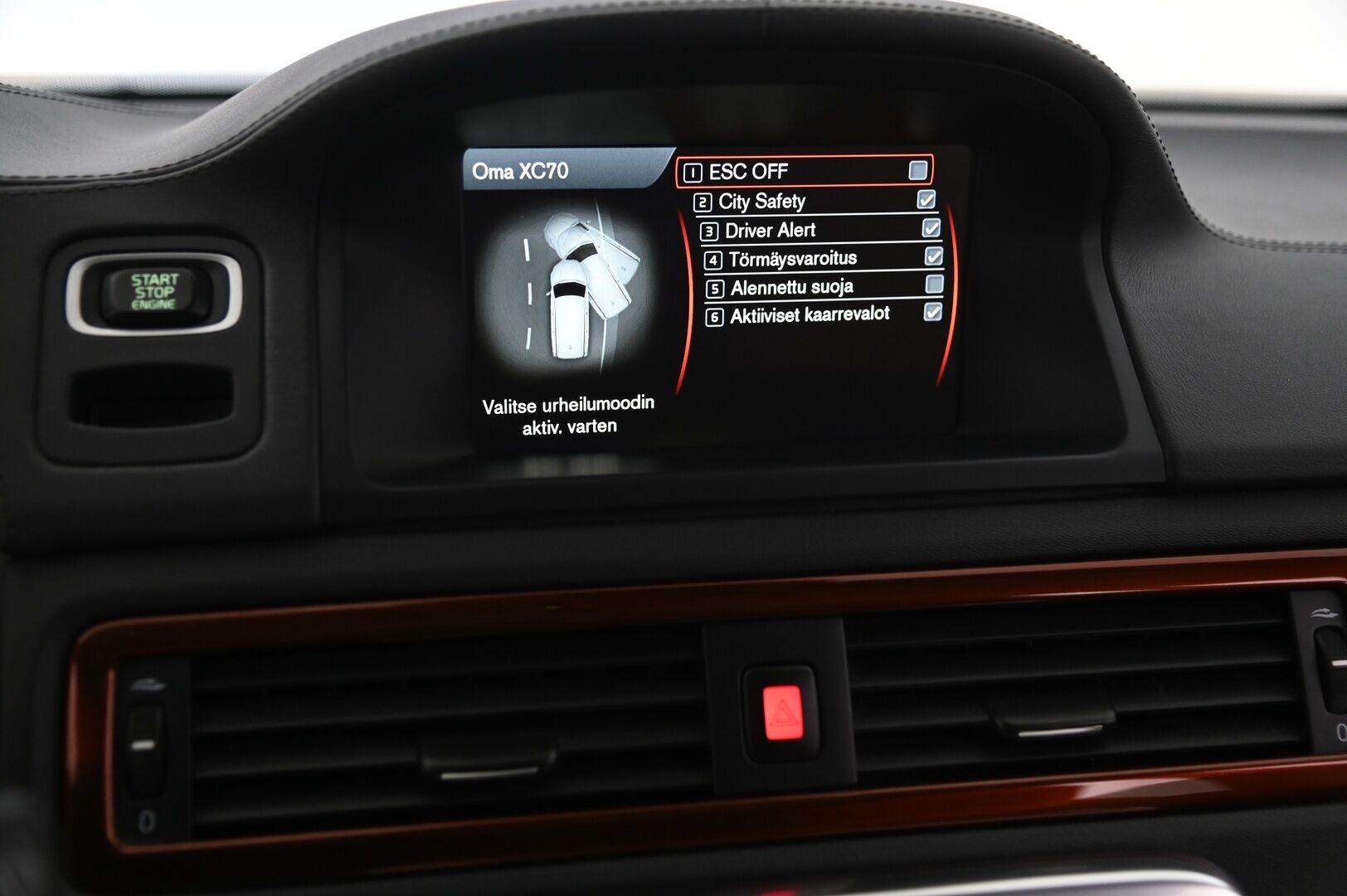 Volvo XC70 2013 D5 AWD Summum aut *ACC / Webasto / Ilmastoidut erikoisnahat /  Kattoluukku / Koukku / VOC / Blis* - Muistipenkki / Navi / BT / Sähkökontti / Penkinlämmitys edessä & takana / Takanäytöt / Premium Sound / 2x alut & renkaat / Hihna tehty 2024 - HULLUT AVAJAISHULINAT KORKOTARJOUS 3,29 %