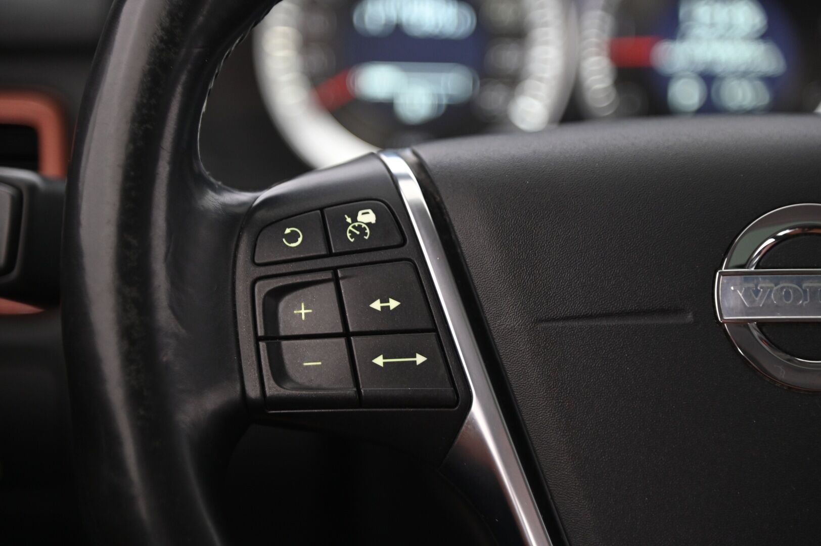 Volvo XC70 2013 D5 AWD Summum aut *ACC / Webasto / Ilmastoidut erikoisnahat /  Kattoluukku / Koukku / VOC / Blis* - Muistipenkki / Navi / BT / Sähkökontti / Penkinlämmitys edessä & takana / Takanäytöt / Premium Sound / 2x alut & renkaat / Hihna tehty 2024 - HULLUT AVAJAISHULINAT KORKOTARJOUS 3,29 %