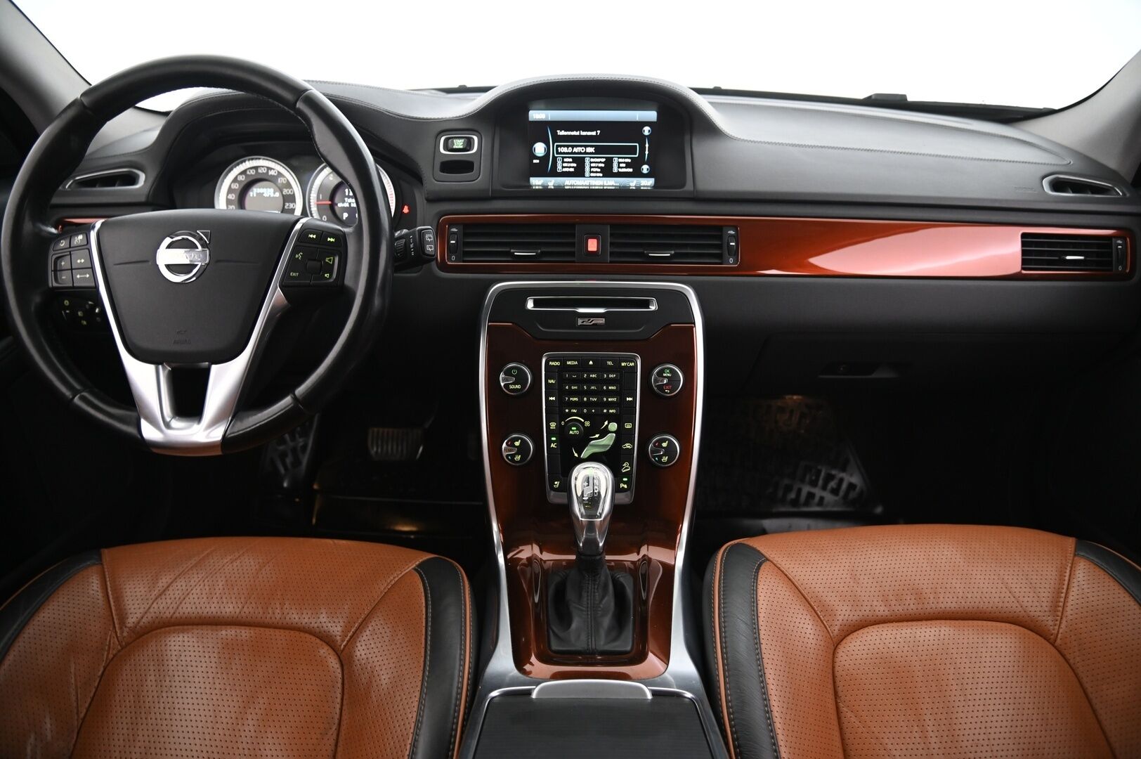 Volvo XC70 2013 D5 AWD Summum aut *ACC / Webasto / Ilmastoidut erikoisnahat /  Kattoluukku / Koukku / VOC / Blis* - Muistipenkki / Navi / BT / Sähkökontti / Penkinlämmitys edessä & takana / Takanäytöt / Premium Sound / 2x alut & renkaat / Hihna tehty 2024