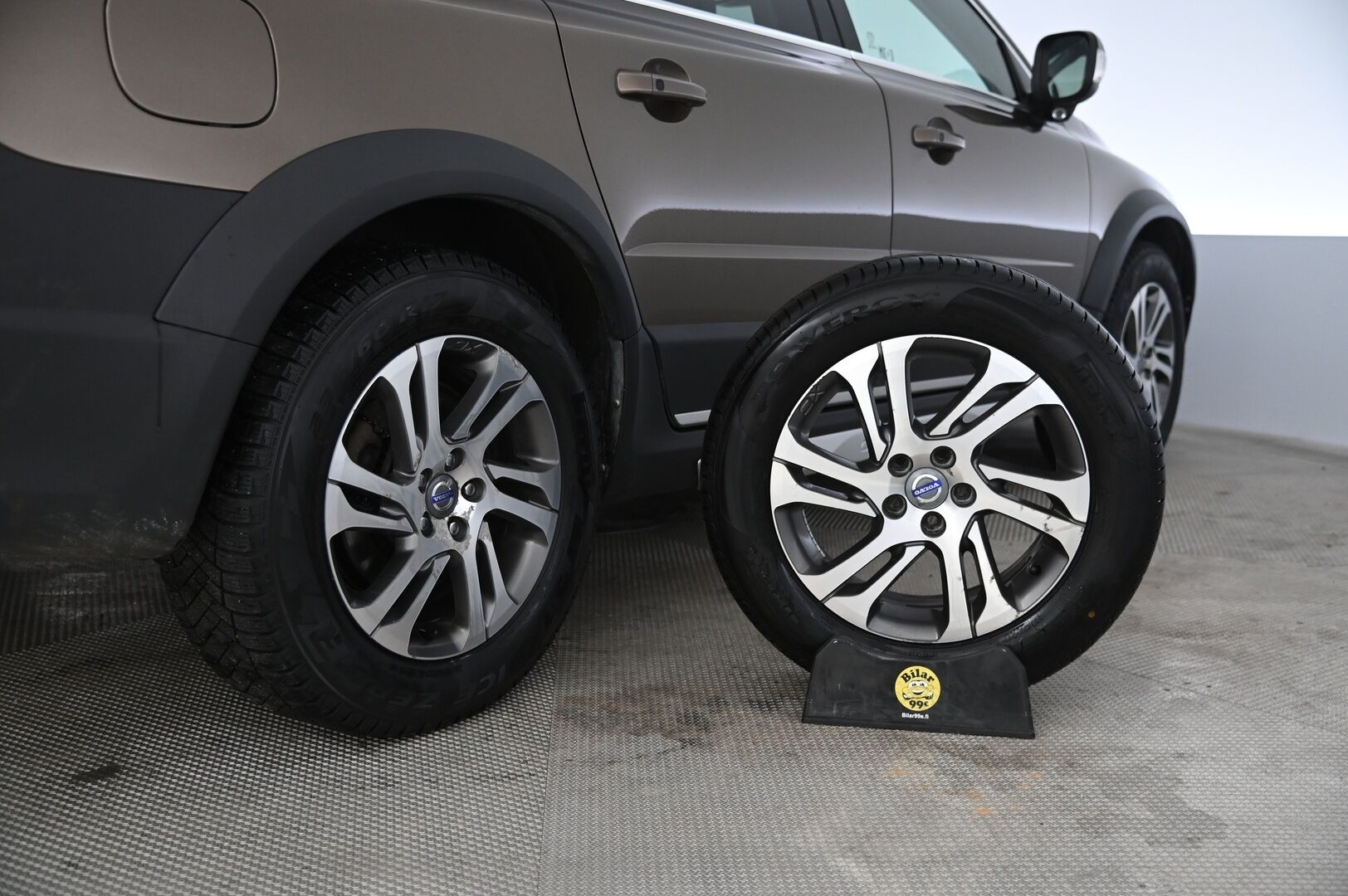 Volvo XC70 2013 D5 AWD Summum aut *ACC / Webasto / Ilmastoidut erikoisnahat /  Kattoluukku / Koukku / VOC / Blis* - Muistipenkki / Navi / BT / Sähkökontti / Penkinlämmitys edessä & takana / Takanäytöt / Premium Sound / 2x alut & renkaat / Hihna tehty 2024