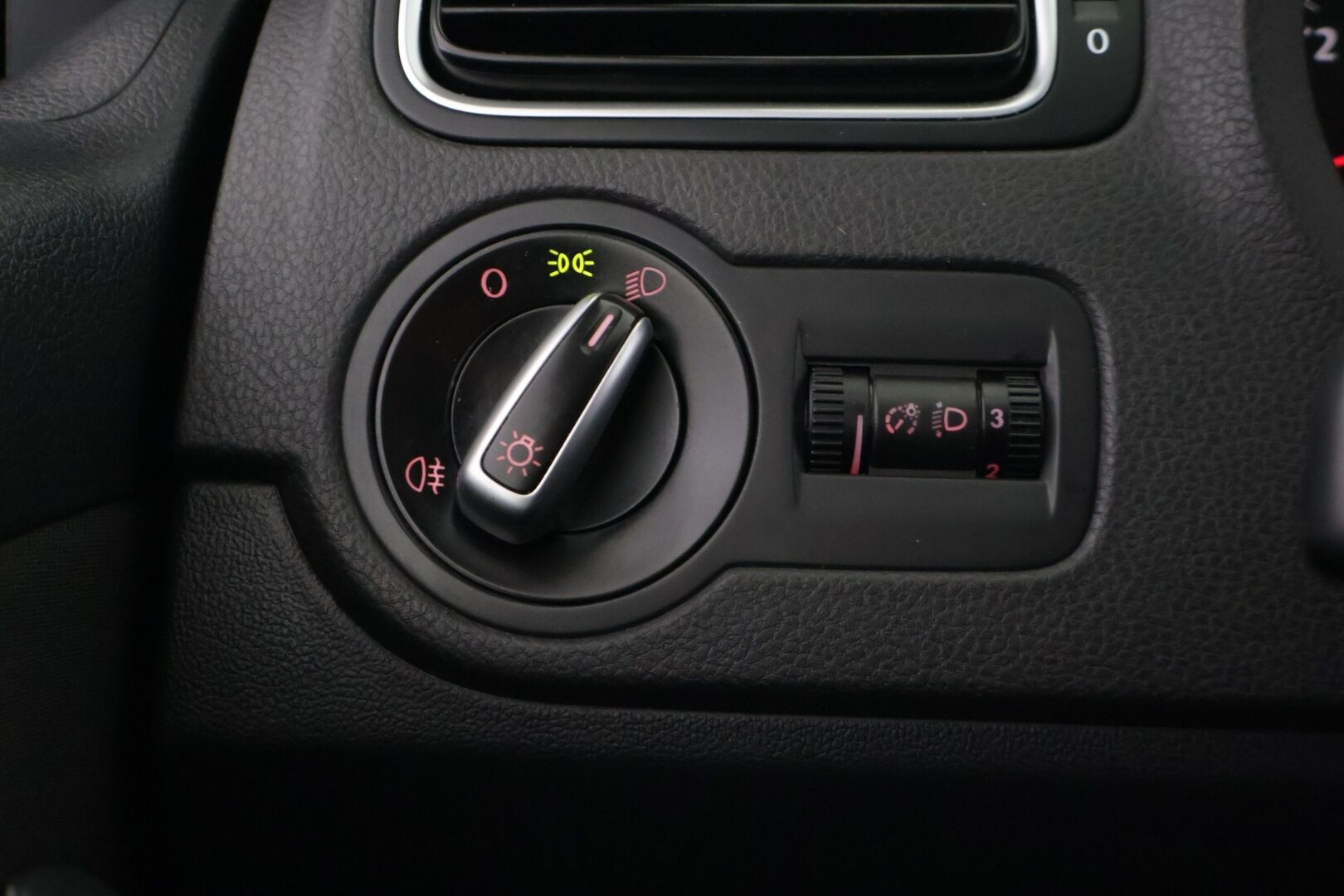 Volkswagen Polo 2012 Comfortline 1,2 TSI 66 kW (90 hv) BlueMotion Technology *Suomi-auto / Lohkolämmitin sisäpistokkeella / Jakoketju vaihdettu* - *2x Renkaat & Vanteet / Kattava huoltohistoria / Juuri huollettu*