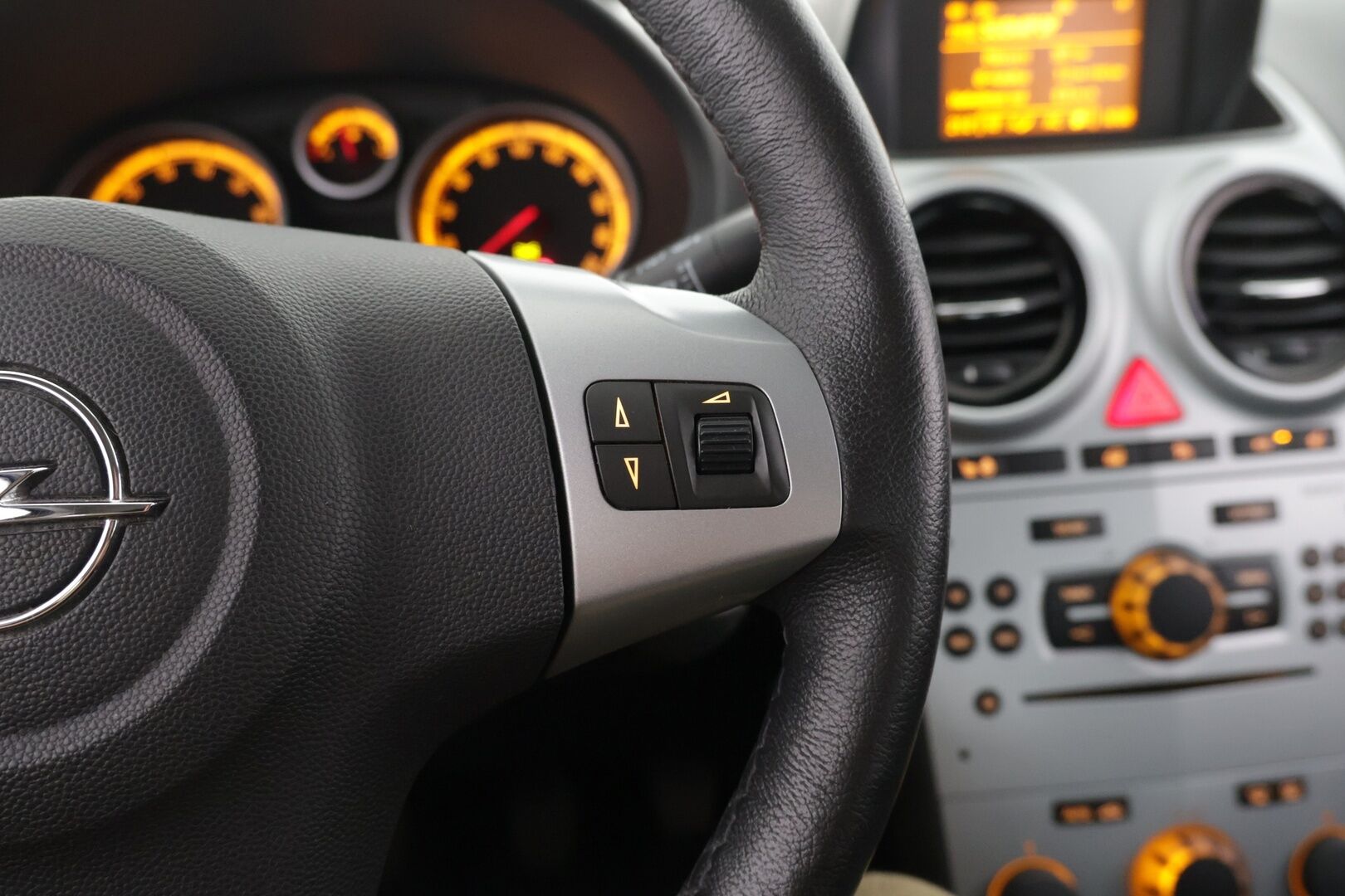 Opel Corsa 2013 5-ov Enjoy 1,2 ecoFLEX - Huutokaupat.com | Lohko + sisä / Vakkari / Ratinlämmitin 