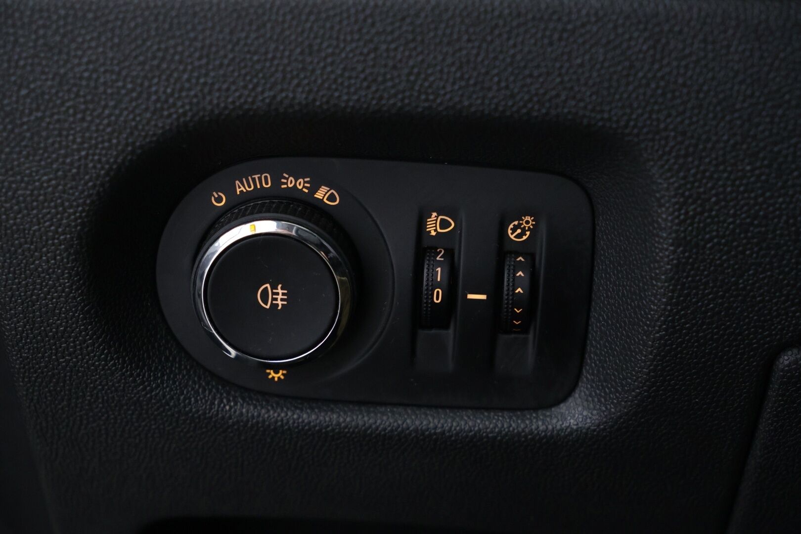 Opel Corsa 2013 5-ov Enjoy 1,2 ecoFLEX - Huutokaupat.com | Lohko + sisä / Vakkari / Ratinlämmitin 