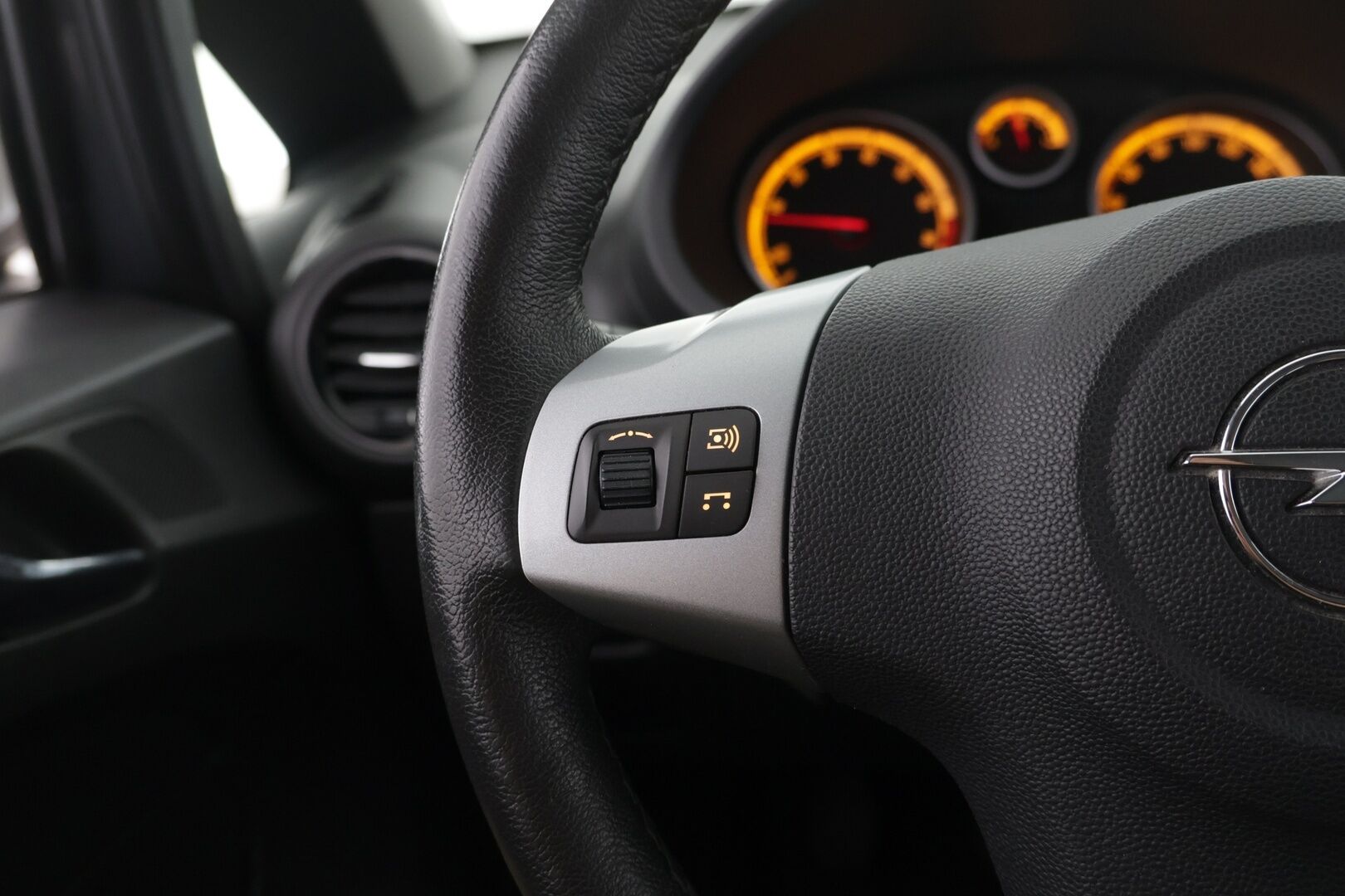 Opel Corsa 2013 5-ov Enjoy 1,2 ecoFLEX - Huutokaupat.com | Lohko + sisä / Vakkari / Ratinlämmitin 