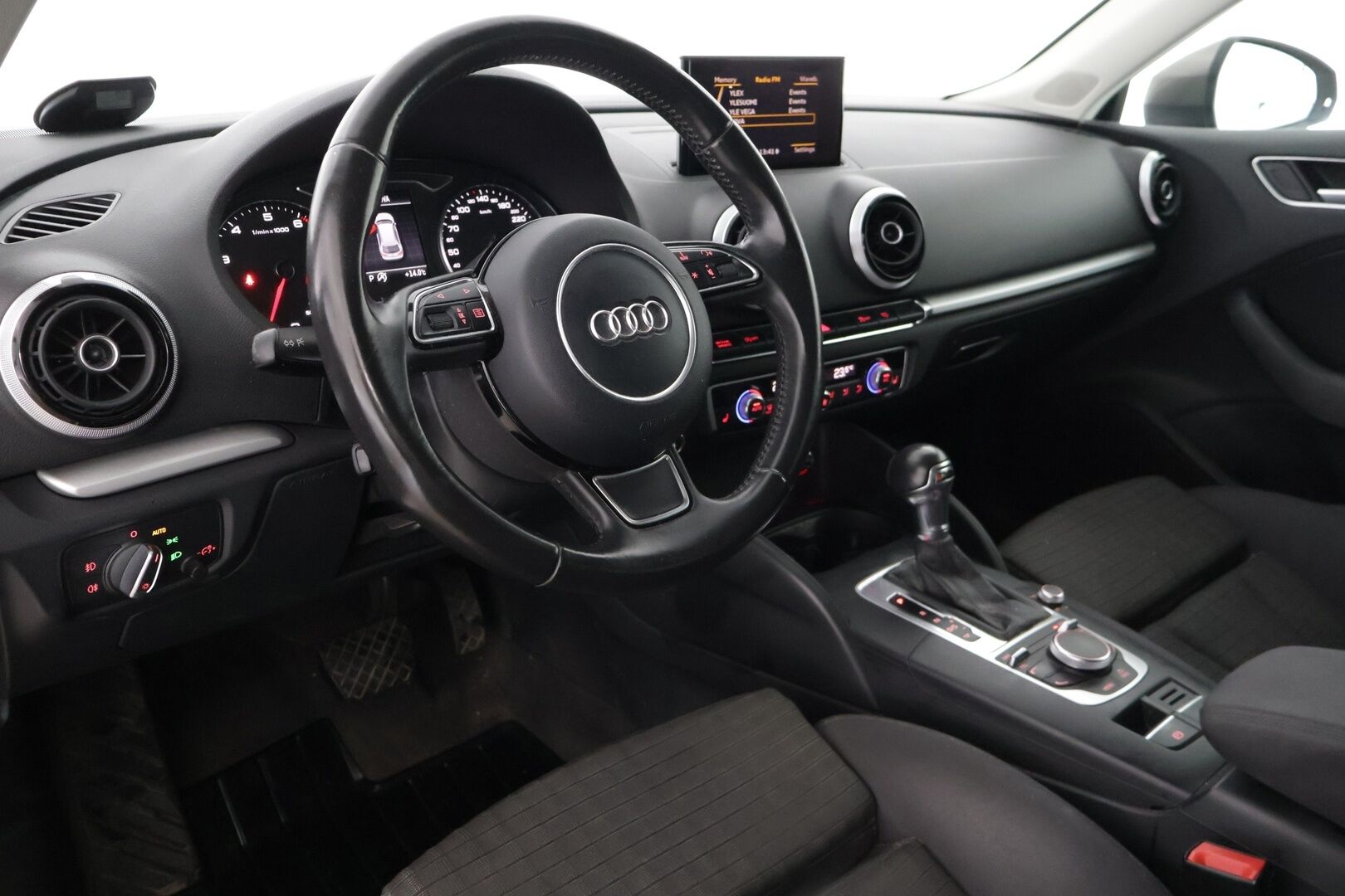 Audi A3 2013 Sportback Business Sport 1,4 TFSI * Lohko + sisä / Urheiluistuimet / Parkkitutkat eteen ja taakse * - YritysOutlet - Myydään vain yrityksille / UUSKORINEN / Suomi-auto / Huollot hyvin tehty *