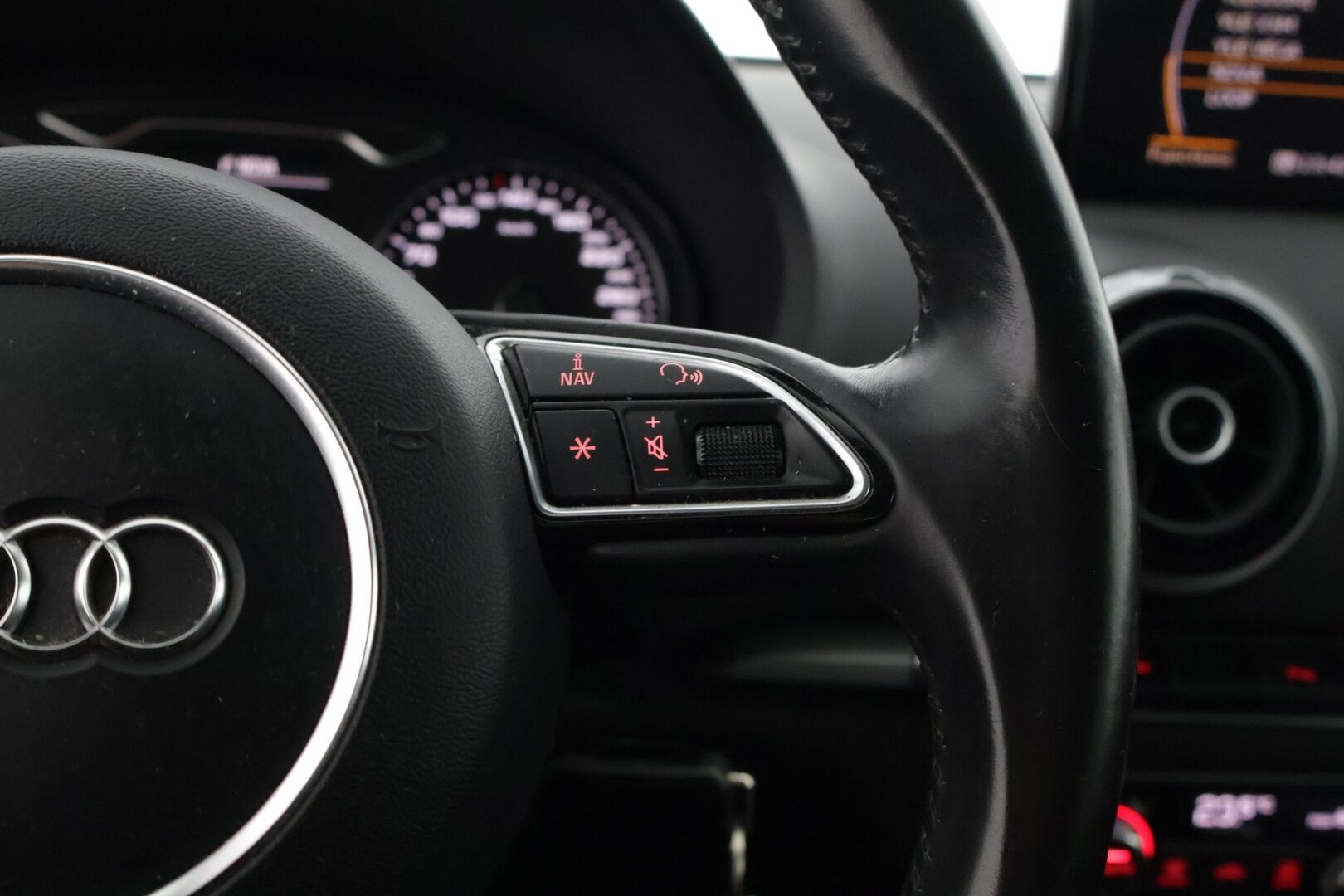 Audi A3 2013 Sportback Business Sport 1,4 TFSI * Lohko + sisä / Urheiluistuimet / Parkkitutkat eteen ja taakse * - YritysOutlet - Myydään vain yrityksille / UUSKORINEN / Suomi-auto / Huollot hyvin tehty *