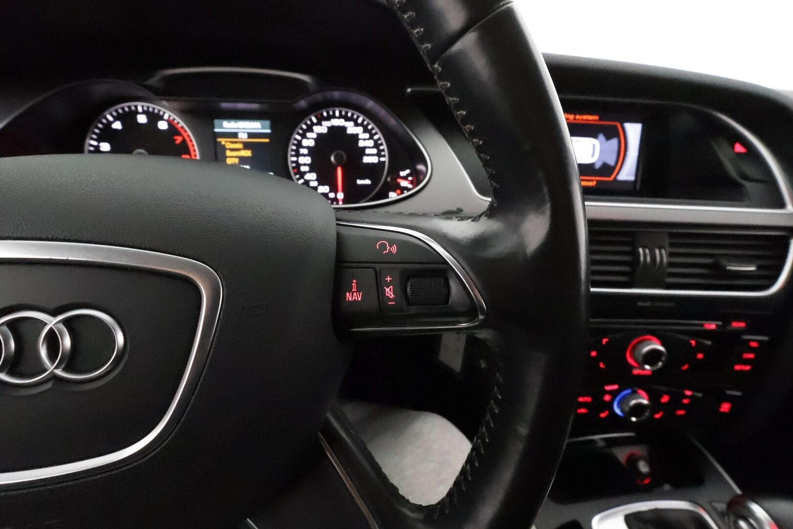 Audi A4 2013 Avant Business Alpine Pro 2,0 TFSI 155 kW quattro S tronic * Vetokoukku / Lohkolämmitin / Xenon / Sporttipenkit / - Suomi-auto / Kahdet renkaat / Juuri saapunut Tampereelle!