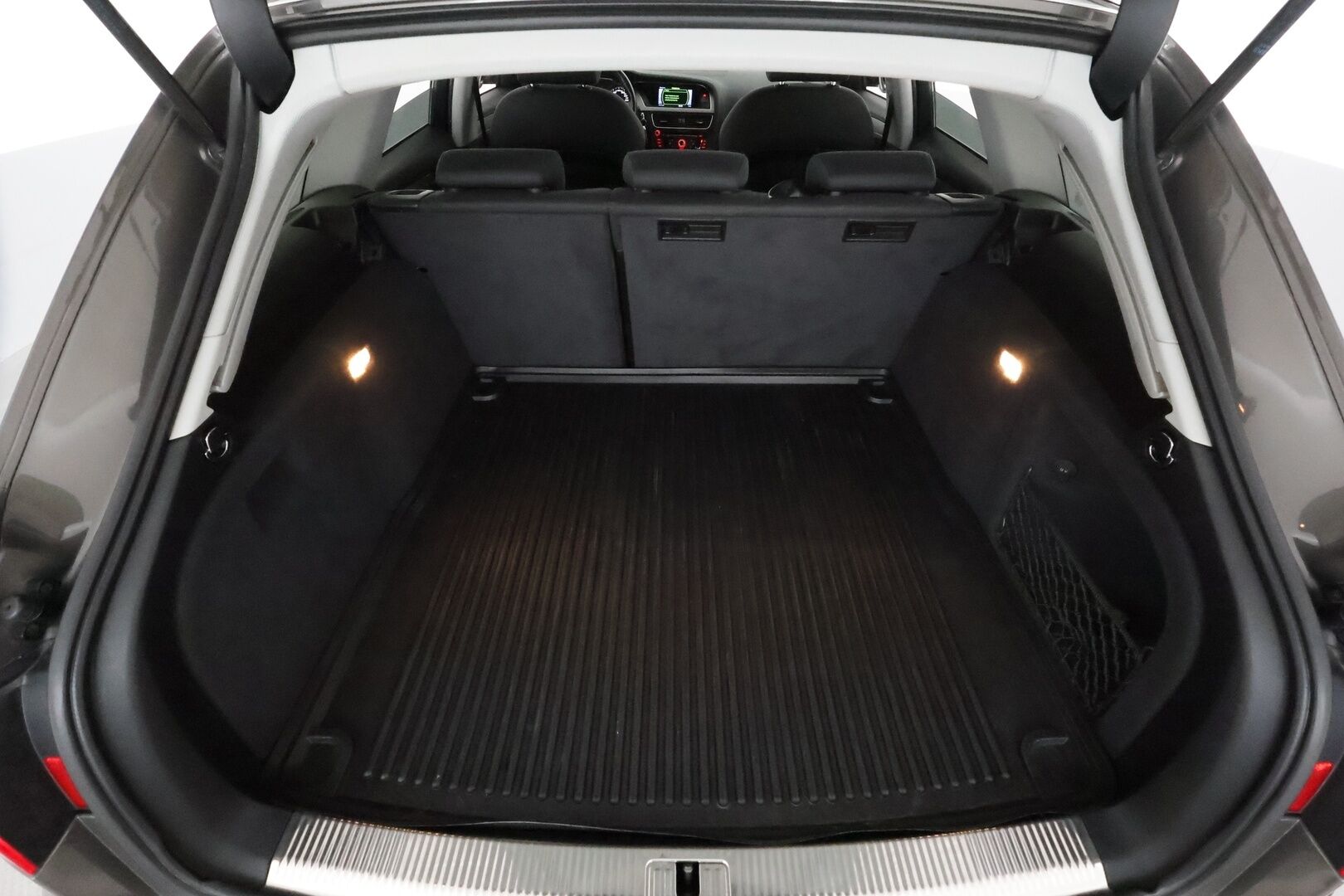 Audi A4 2013 Avant Business Alpine Pro 2,0 TFSI 155 kW quattro S tronic * Vetokoukku / Lohkolämmitin / Xenon / Sporttipenkit / - Suomi-auto / Kahdet renkaat / Juuri saapunut Tampereelle! - HULLU BLACKWEEK KORKOTARJOUS 2,49%