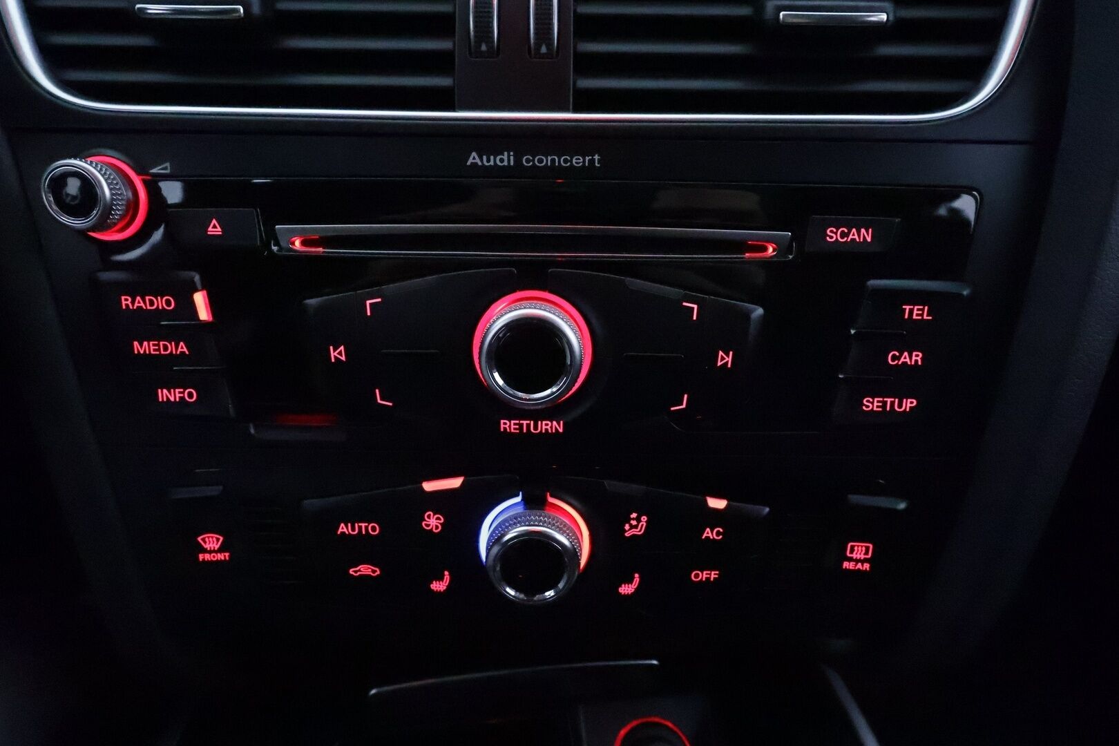 Audi A4 2013 Avant Business Alpine Pro 2,0 TFSI 155 kW quattro S tronic * Vetokoukku / Lohkolämmitin / Xenon / Sporttipenkit / - Suomi-auto / Kahdet renkaat / Juuri saapunut Tampereelle! - HULLU BLACKWEEK KORKOTARJOUS 2,49%