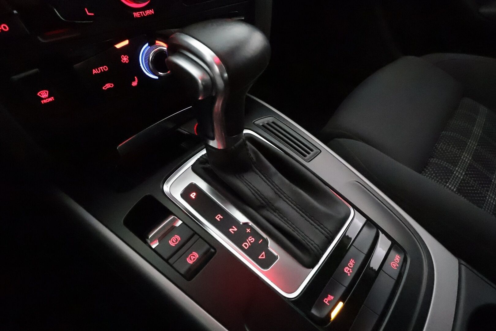 Audi A4 2013 Avant Business Alpine Pro 2,0 TFSI 155 kW quattro S tronic * Vetokoukku / Lohkolämmitin / Xenon / Sporttipenkit / - Suomi-auto / Kahdet renkaat / Juuri saapunut Tampereelle! - HULLU BLACKWEEK KORKOTARJOUS 2,49%