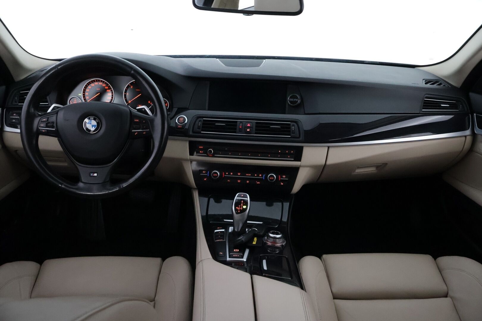 BMW 520 2012 TwinPower Turbo A F10 Sedan Business Automatic Edition* Vaaleat nahat / Professional navi / Lohko&sisäp. / Vakkari  * - Tutkat / M-sport ohjauspyörä / Juuri saapunut! - HULLUT VÄLIPÄIVÄT KORKOTARJOUS 2,49%