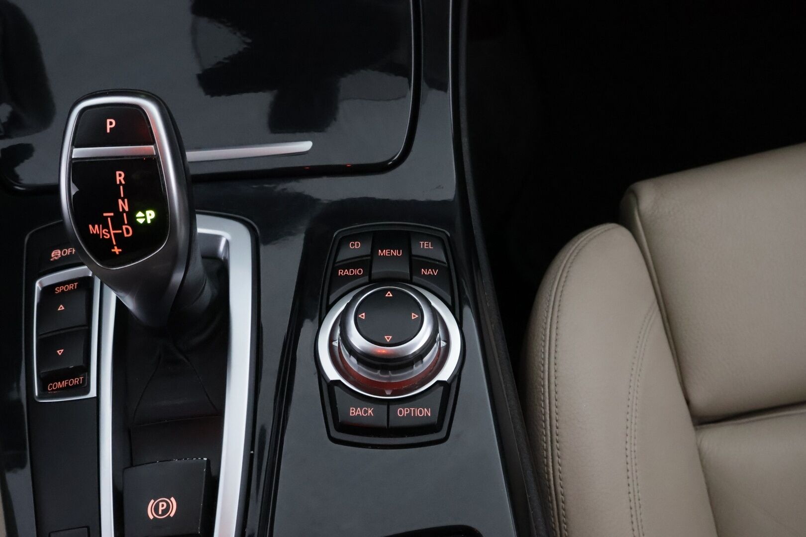 BMW 520 2012 TwinPower Turbo A F10 Sedan Business Automatic Edition* Vaaleat nahat / Professional navi / Lohko&sisäp. / Vakkari  * - Tutkat / M-sport ohjauspyörä / Juuri saapunut! - HULLUT VÄLIPÄIVÄT KORKOTARJOUS 2,49%