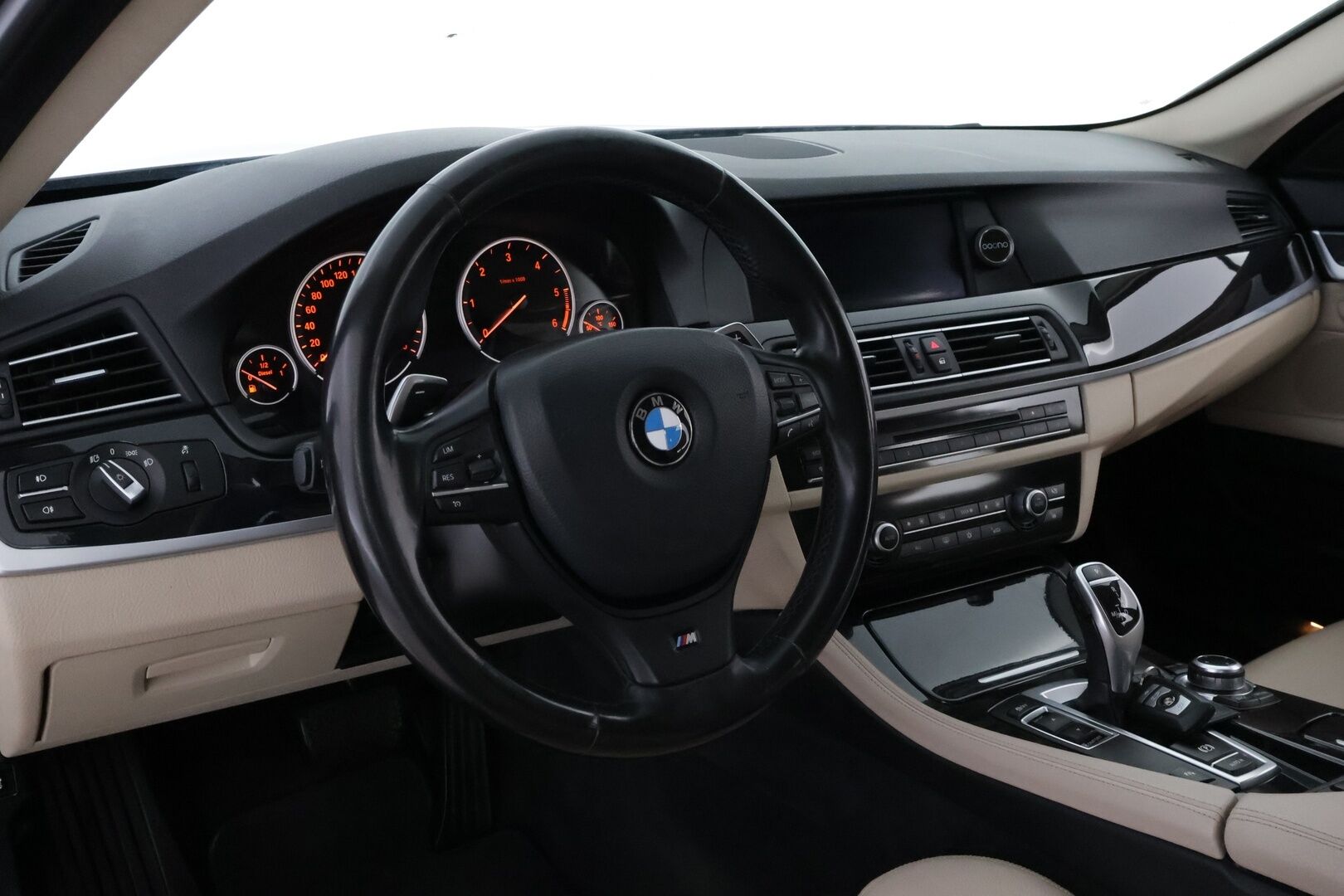 BMW 520 2012 TwinPower Turbo A F10 Sedan Business Automatic Edition* Vaaleat nahat / Professional navi / Lohko&sisäp. / Vakkari  * - Tutkat / M-sport ohjauspyörä / Juuri saapunut! - HULLUT VÄLIPÄIVÄT KORKOTARJOUS 2,49%