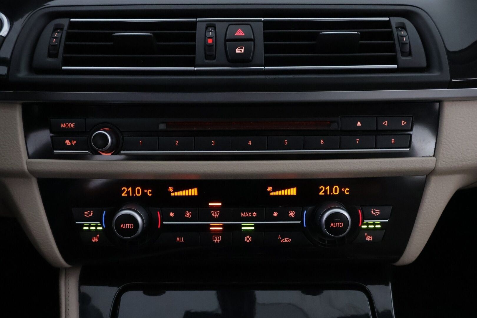 BMW 520 2012 TwinPower Turbo A F10 Sedan Business Automatic Edition* Vaaleat nahat / Professional navi / Lohko&sisäp. / Vakkari  * - Tutkat / M-sport ohjauspyörä / Juuri saapunut! - HULLUT VÄLIPÄIVÄT KORKOTARJOUS 2,49%