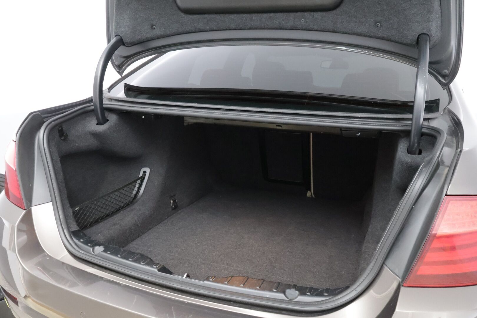 BMW 520 2012 TwinPower Turbo A F10 Sedan Business Automatic Edition* Vaaleat nahat / Professional navi / Lohko&sisäp. / Vakkari  * - Tutkat / M-sport ohjauspyörä / Juuri saapunut! - HULLUT VÄLIPÄIVÄT KORKOTARJOUS 2,49%