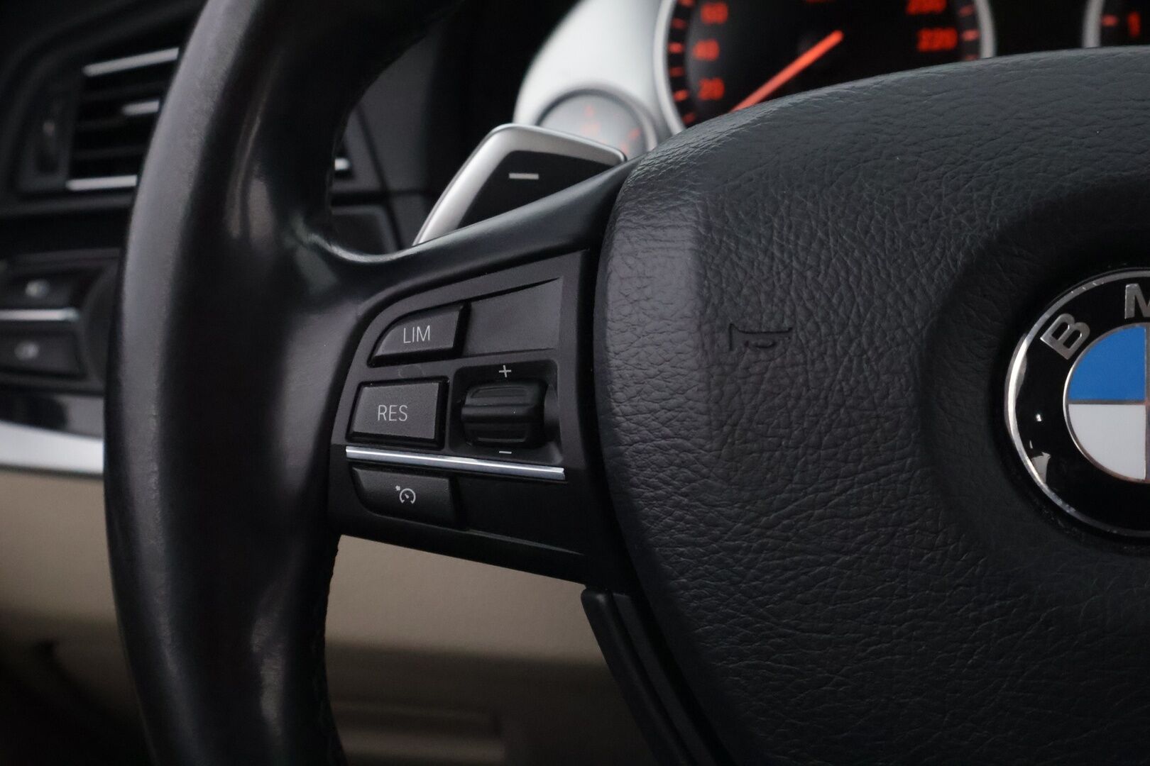 BMW 520 2012 TwinPower Turbo A F10 Sedan Business Automatic Edition* Vaaleat nahat / Professional navi / Lohko&sisäp. / Vakkari  * - Tutkat / M-sport ohjauspyörä / Juuri saapunut! - HULLUT VÄLIPÄIVÄT KORKOTARJOUS 2,49%