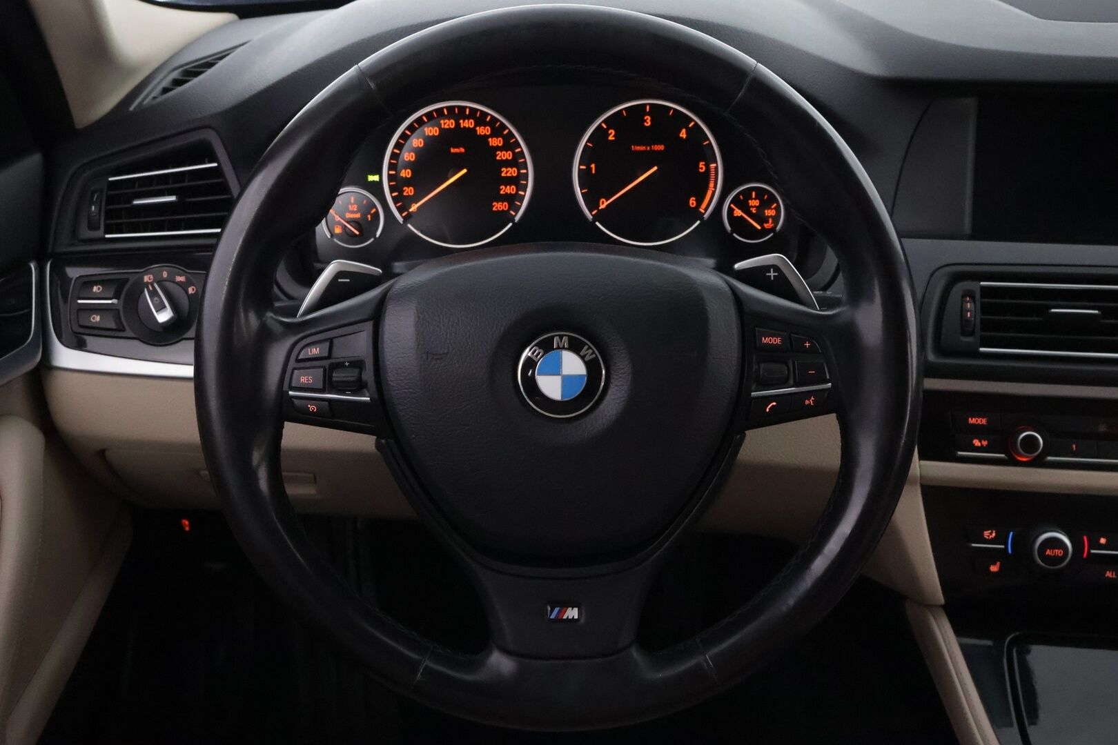 BMW 520 2012 TwinPower Turbo A F10 Sedan Business Automatic Edition* Vaaleat nahat / Professional navi / Lohko&sisäp. / Vakkari  * - Tutkat / M-sport ohjauspyörä / Juuri saapunut! - HULLUT VÄLIPÄIVÄT KORKOTARJOUS 2,49%