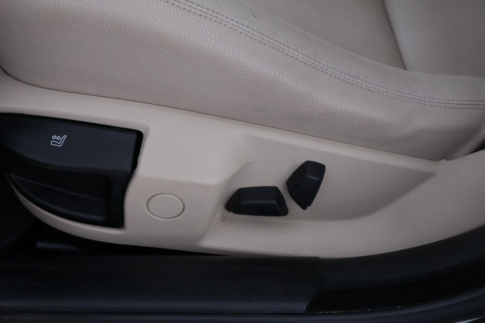 BMW 520 2012 TwinPower Turbo A F10 Sedan Business Automatic Edition* Vaaleat nahat / Professional navi / Lohko&sisäp. / Vakkari  * - Tutkat / M-sport ohjauspyörä / Juuri saapunut! - HULLUT VÄLIPÄIVÄT KORKOTARJOUS 2,49%