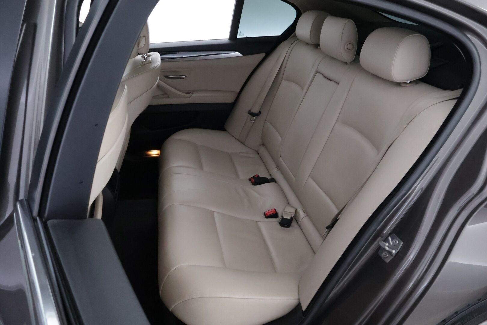 BMW 520 2012 TwinPower Turbo A F10 Sedan Business Automatic Edition* Vaaleat nahat / Professional navi / Lohko&sisäp. / Vakkari  * - Tutkat / M-sport ohjauspyörä / Juuri saapunut! - HULLUT VÄLIPÄIVÄT KORKOTARJOUS 2,49%