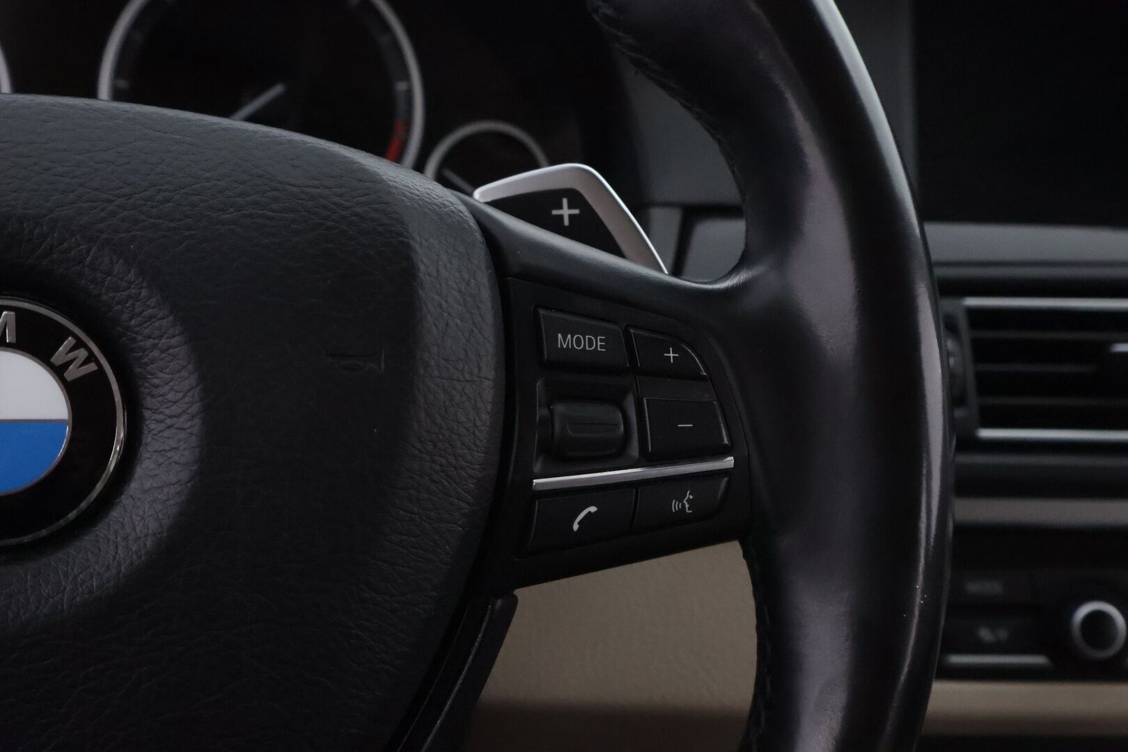 BMW 520 2012 TwinPower Turbo A F10 Sedan Business Automatic Edition* Vaaleat nahat / Professional navi / Lohko&sisäp. / Vakkari  * - Tutkat / M-sport ohjauspyörä / Juuri saapunut! - HULLUT VÄLIPÄIVÄT KORKOTARJOUS 2,49%