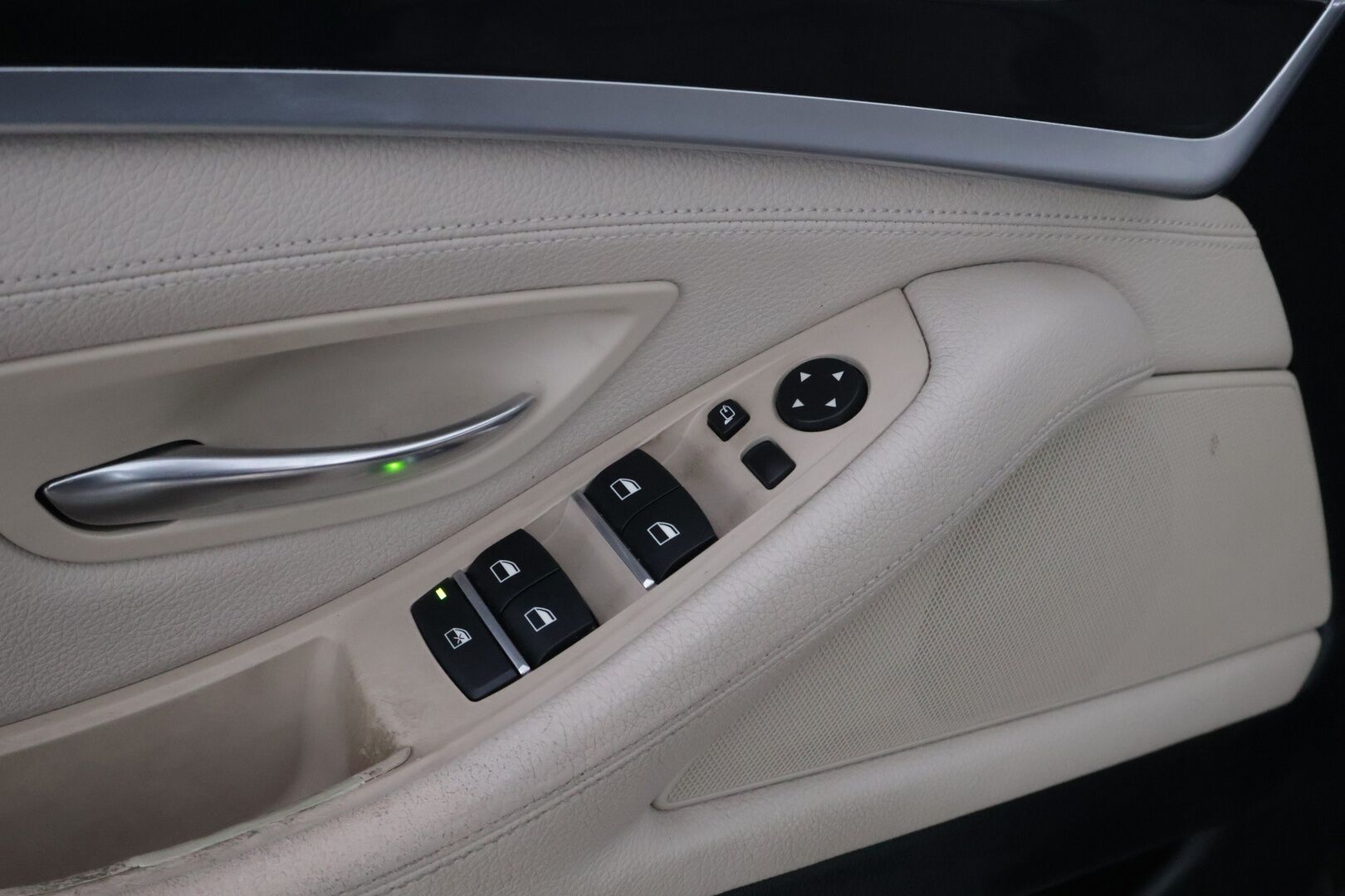 BMW 520 2012 TwinPower Turbo A F10 Sedan Business Automatic Edition* Vaaleat nahat / Professional navi / Lohko&sisäp. / Vakkari  * - Tutkat / M-sport ohjauspyörä / Juuri saapunut! - HULLUT VÄLIPÄIVÄT KORKOTARJOUS 2,49%