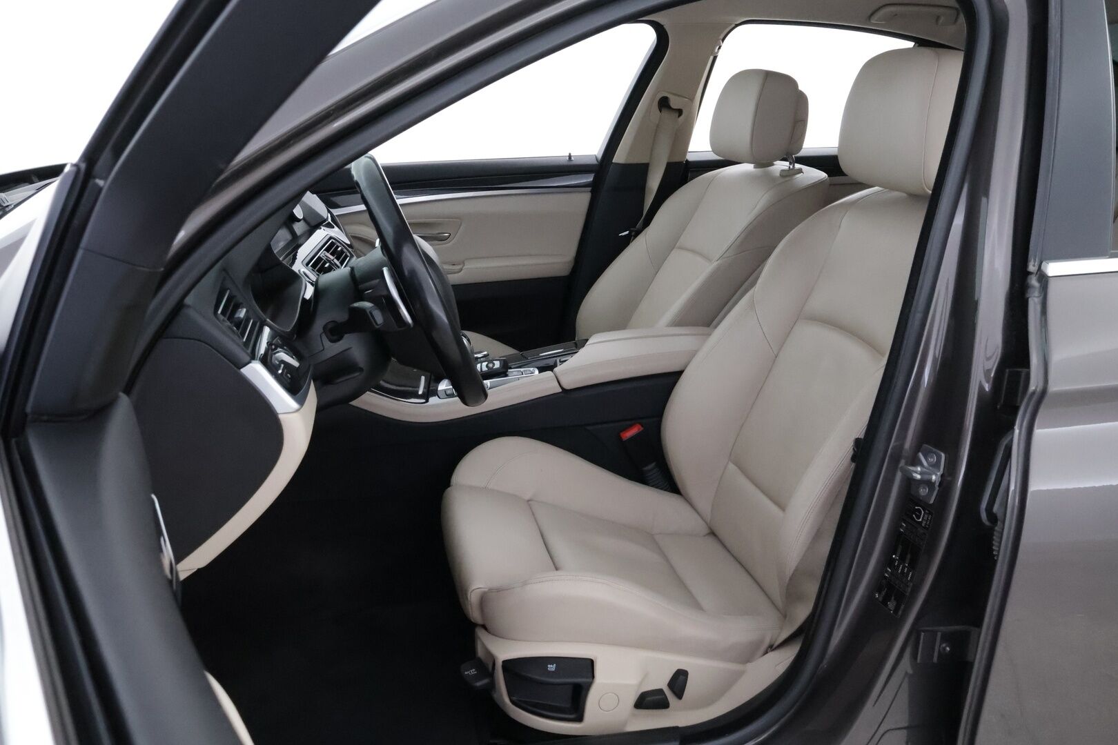 BMW 520 2012 TwinPower Turbo A F10 Sedan Business Automatic Edition* Vaaleat nahat / Professional navi / Lohko&sisäp. / Vakkari  * - Tutkat / M-sport ohjauspyörä / Juuri saapunut! - HULLUT VÄLIPÄIVÄT KORKOTARJOUS 2,49%