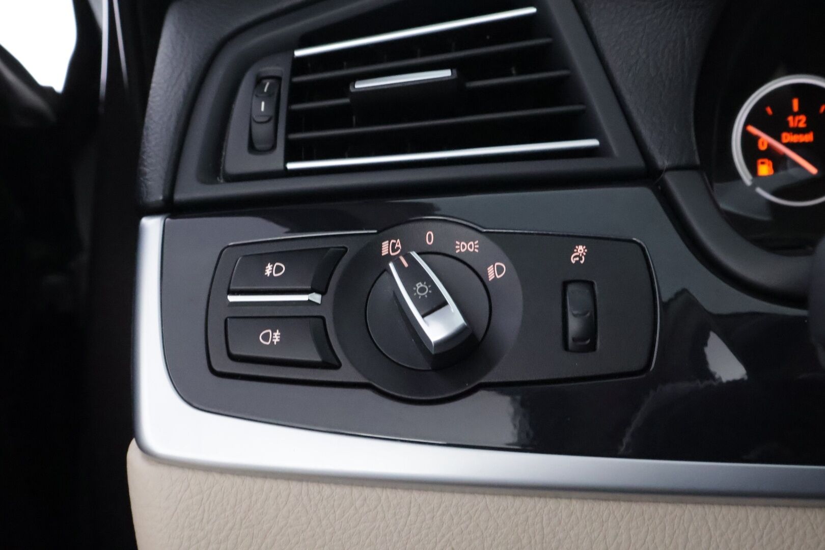 BMW 520 2012 TwinPower Turbo A F10 Sedan Business Automatic Edition* Vaaleat nahat / Professional navi / Lohko&sisäp. / Vakkari  * - Tutkat / M-sport ohjauspyörä / Juuri saapunut! - HULLUT VÄLIPÄIVÄT KORKOTARJOUS 2,49%