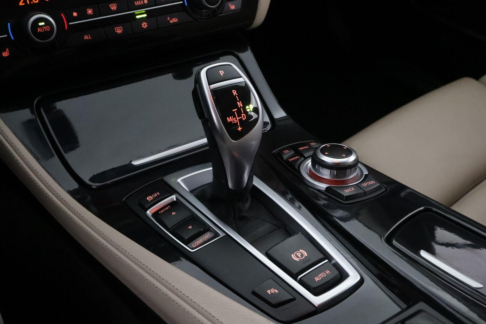 BMW 520 2012 TwinPower Turbo A F10 Sedan Business Automatic Edition* Vaaleat nahat / Professional navi / Lohko&sisäp. / Vakkari  * - Tutkat / M-sport ohjauspyörä / Juuri saapunut! - HULLUT VÄLIPÄIVÄT KORKOTARJOUS 2,49%