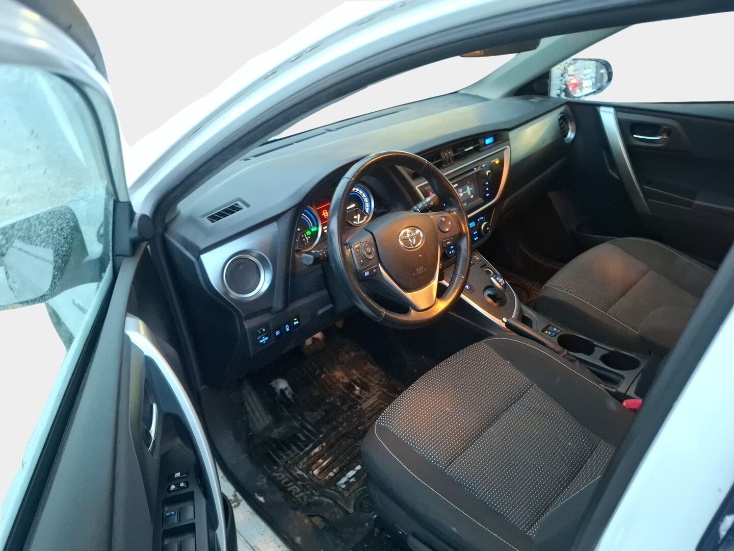 Toyota Auris 2013 1,8 Hybrid Active 5ov * Lohko / Peruutuskamera / Tutkat eteen ja taakse / Navi / Xenon / 2x renkaat / Merkkihuollettu * - * Pienet kilometrit / Täydellinen merkkiliikkeen huoltohistoria / Yli 10v samalla omistajalla *