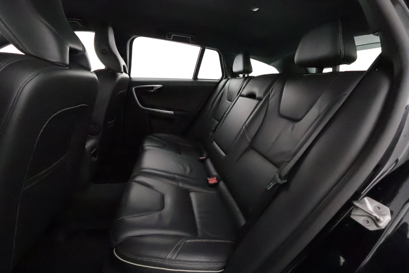 Volvo V60 2014 T5 R-Design aut **ACC / Aktiiv.Bi-Xenon / Koukku / Navi / BLIS / P.tutka / Sporttinahat / Lohkolämmitin** - Suomi-auto / Kahdet renkaat aluvanteilla