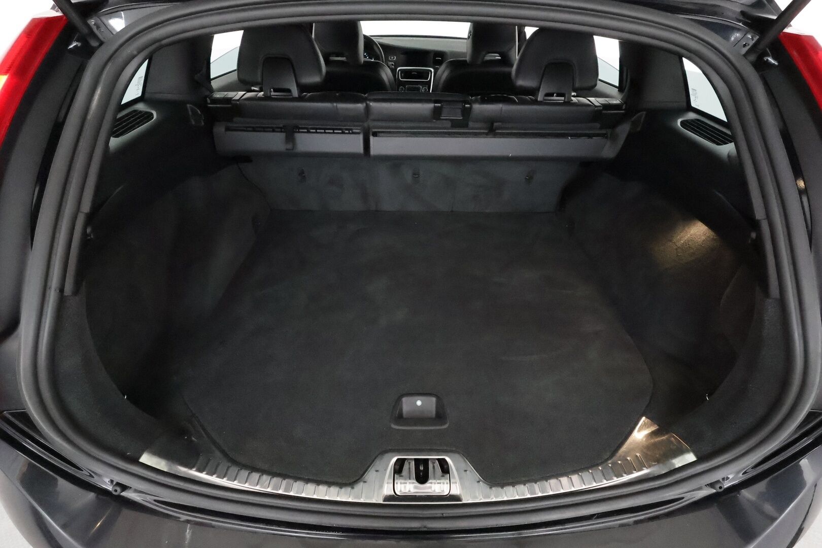Volvo V60 2014 T5 R-Design aut **ACC / Aktiiv.Bi-Xenon / Koukku / Navi / BLIS / P.tutka / Sporttinahat / Lohkolämmitin** - Suomi-auto / Kahdet renkaat aluvanteilla