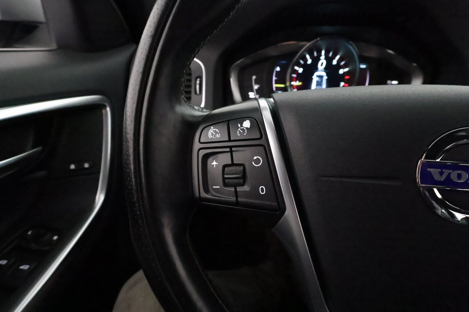 Volvo V60 2014 T5 R-Design aut **ACC / Aktiiv.Bi-Xenon / Koukku / Navi / BLIS / P.tutka / Sporttinahat / Lohkolämmitin** - Suomi-auto / Kahdet renkaat aluvanteilla