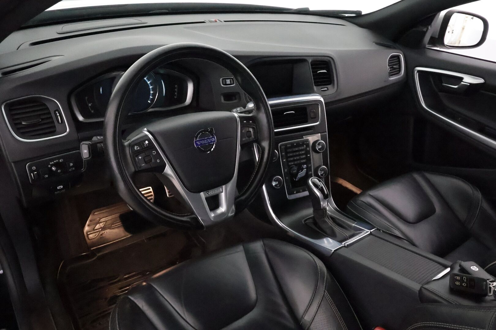 Volvo V60 2014 T5 R-Design aut **ACC / Aktiiv.Bi-Xenon / Koukku / Navi / BLIS / P.tutka / Sporttinahat / Lohkolämmitin** - Suomi-auto / Kahdet renkaat aluvanteilla