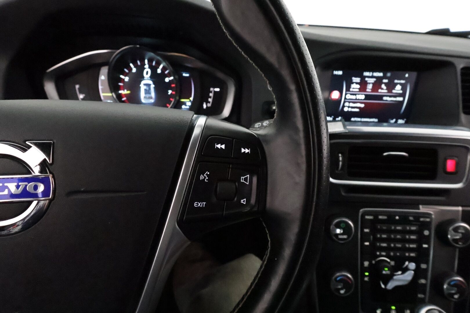 Volvo V60 2014 T5 R-Design aut **ACC / Aktiiv.Bi-Xenon / Koukku / Navi / BLIS / P.tutka / Sporttinahat / Lohkolämmitin** - Suomi-auto / Kahdet renkaat aluvanteilla