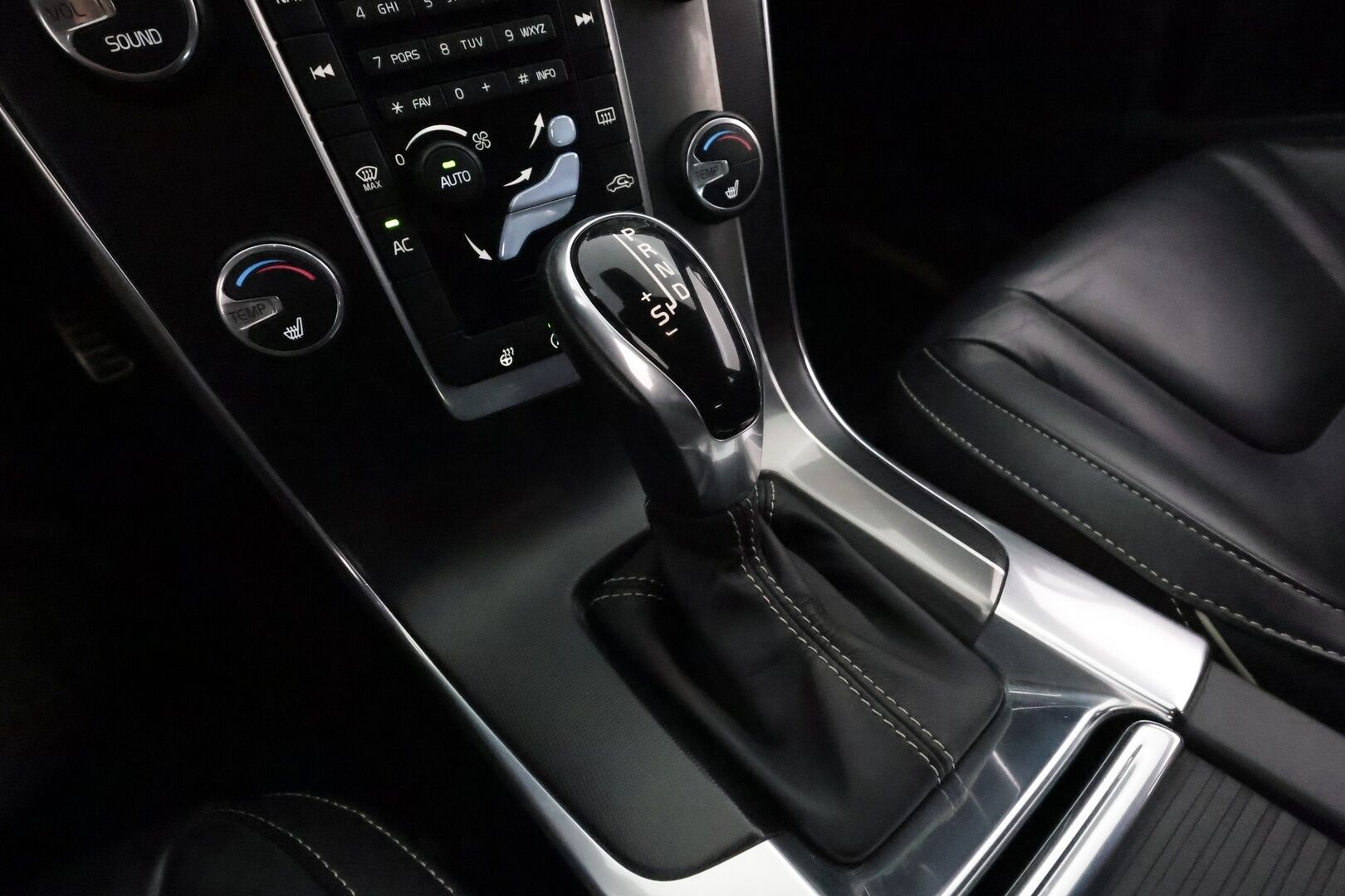 Volvo V60 2014 T5 R-Design aut **ACC / Aktiiv.Bi-Xenon / Koukku / Navi / BLIS / P.tutka / Sporttinahat / Lohkolämmitin** - Suomi-auto / Kahdet renkaat aluvanteilla