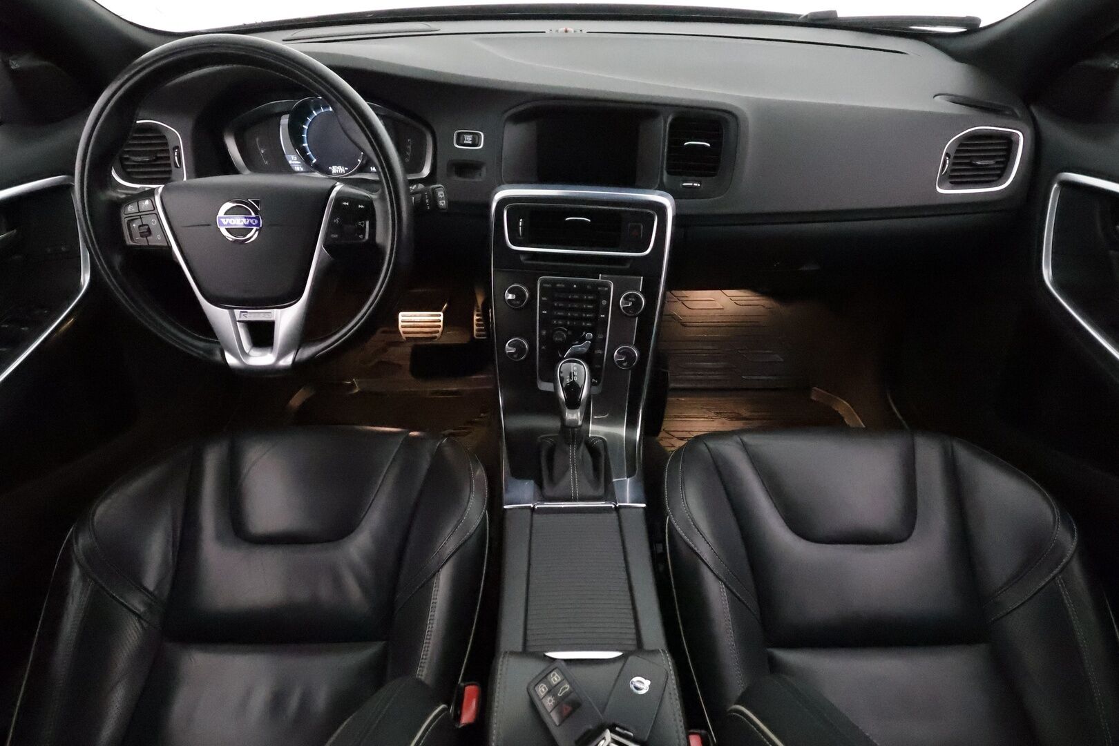 Volvo V60 2014 T5 R-Design aut **ACC / Aktiiv.Bi-Xenon / Koukku / Navi / BLIS / P.tutka / Sporttinahat / Lohkolämmitin** - Suomi-auto / Kahdet renkaat aluvanteilla