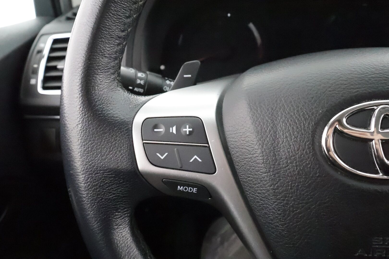 Toyota Avensis 2014 1,8 Valvematic Active 4ov Multidrive S * Vakkari / P.kamera / Xenon / Lohko / Puolinahat / Navi * - Suomi-auto / Kahdet renkaat aluvanteilla