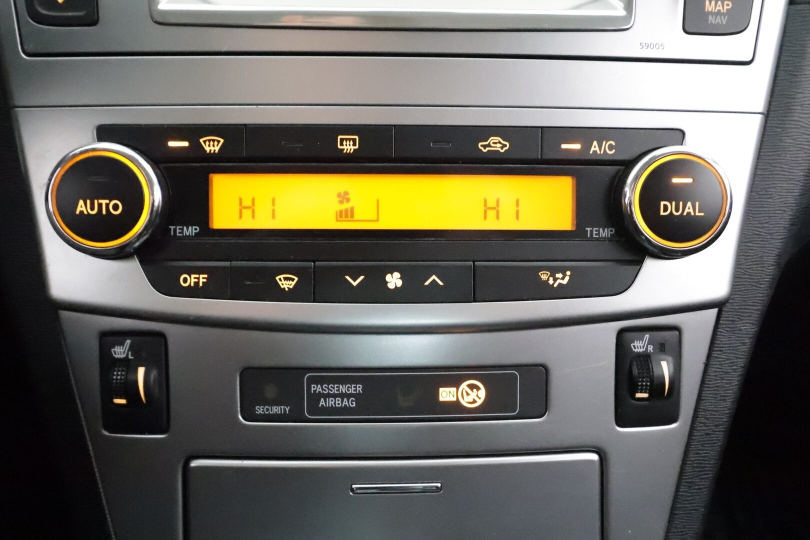 Toyota Avensis 2014 1,8 Valvematic Active 4ov Multidrive S * Vakkari / P.kamera / Xenon / Lohko / Puolinahat / Navi * - Suomi-auto / Kahdet renkaat aluvanteilla