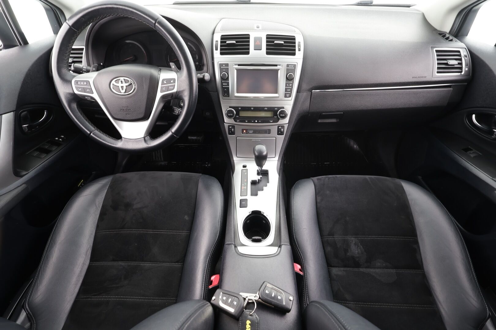 Toyota Avensis 2014 1,8 Valvematic Active 4ov Multidrive S * Vakkari / P.kamera / Xenon / Lohko / Puolinahat / Navi * - Suomi-auto / Kahdet renkaat aluvanteilla