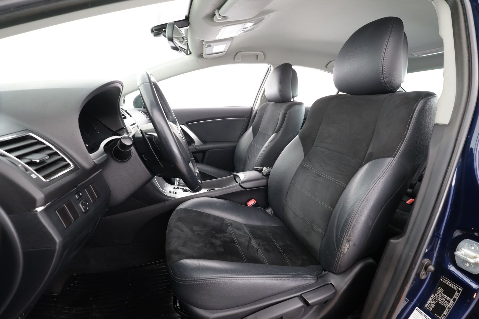 Toyota Avensis 2014 1,8 Valvematic Active 4ov Multidrive S * Vakkari / P.kamera / Xenon / Lohko / Puolinahat / Navi * - Suomi-auto / Kahdet renkaat aluvanteilla