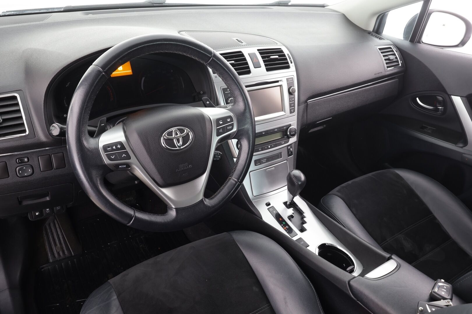 Toyota Avensis 2014 1,8 Valvematic Active 4ov Multidrive S * Vakkari / P.kamera / Xenon / Lohko / Puolinahat / Navi * - Suomi-auto / Kahdet renkaat aluvanteilla