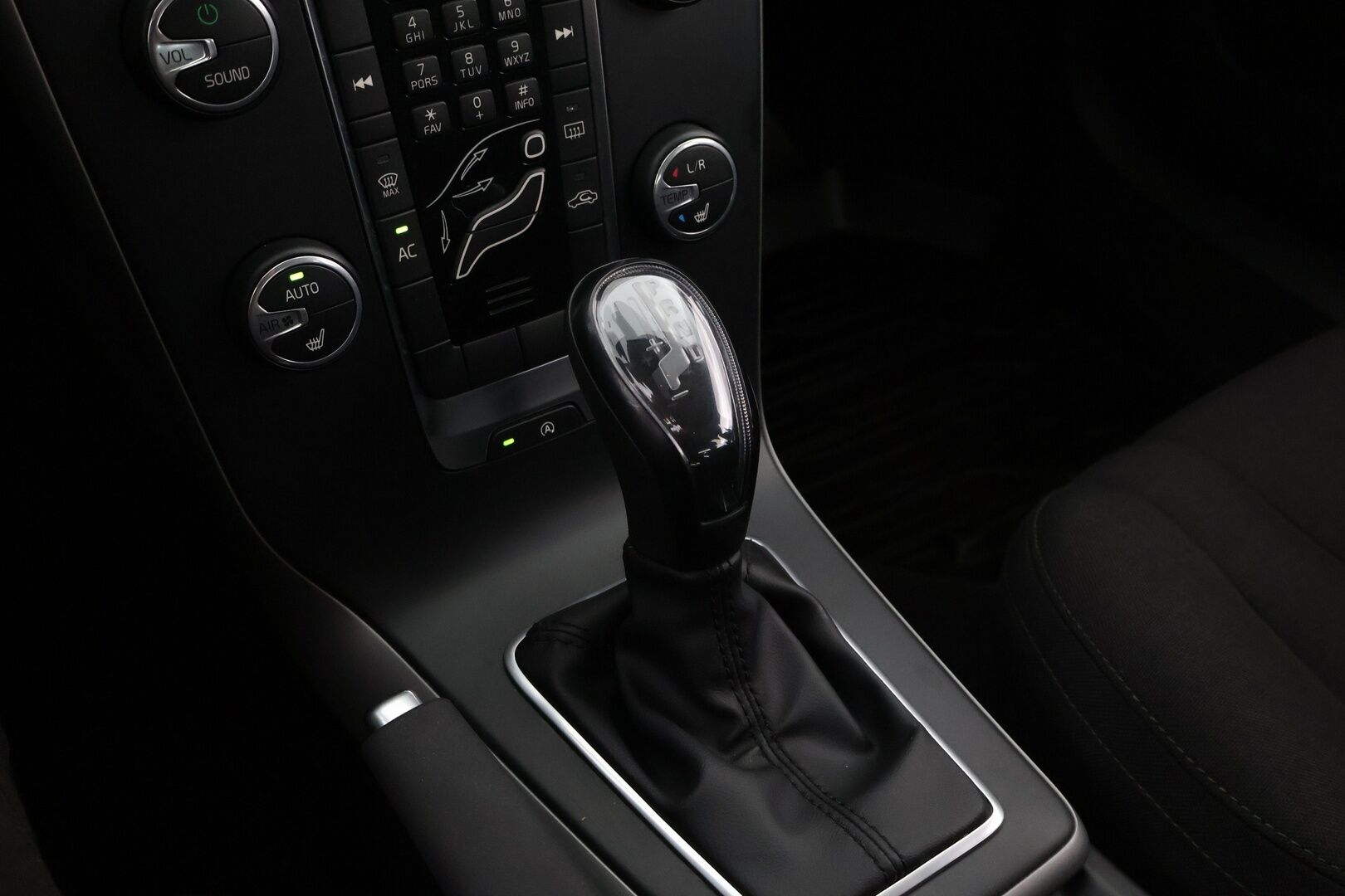 Volvo V40 2014 D2 Business aut * Suomiauto / Webasto / Merkkihuollettu / Xenon / Vakkari / Ei AdBlue - 2x Hyvät renkaat / Upeasti huollettu / Juuri tullut Tampereelle!